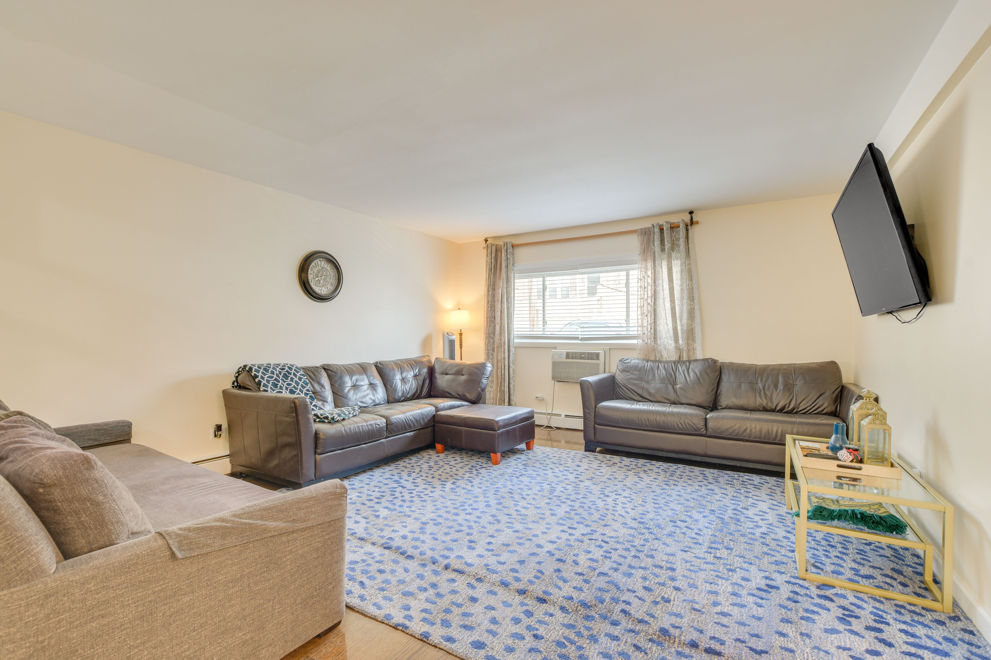 Skokie Vacation Rental | 1BR | 1BA | 800 Sq Ft | 1 Step to Enter