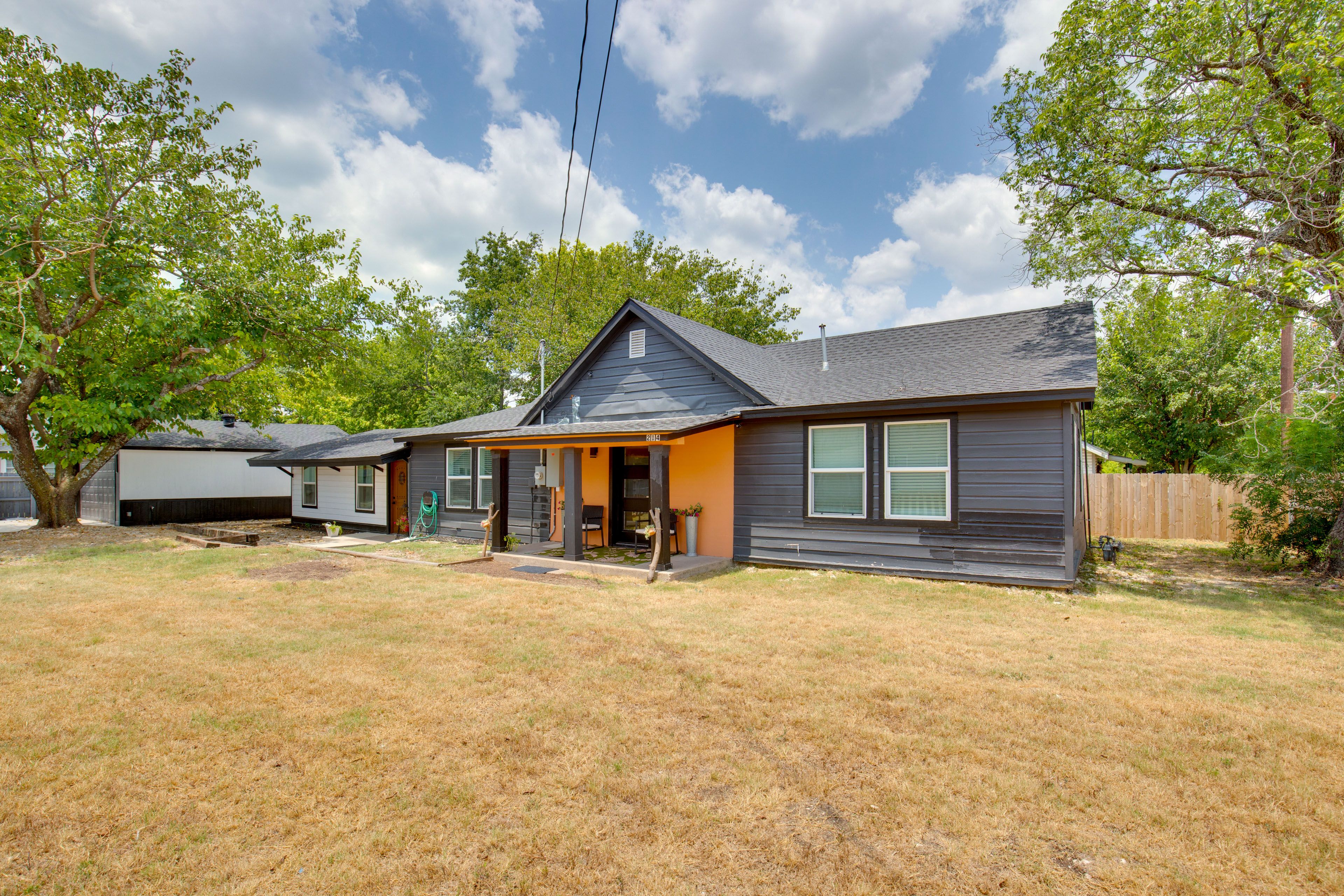 Home Exterior | Front & Back Patios | BBQ Grill