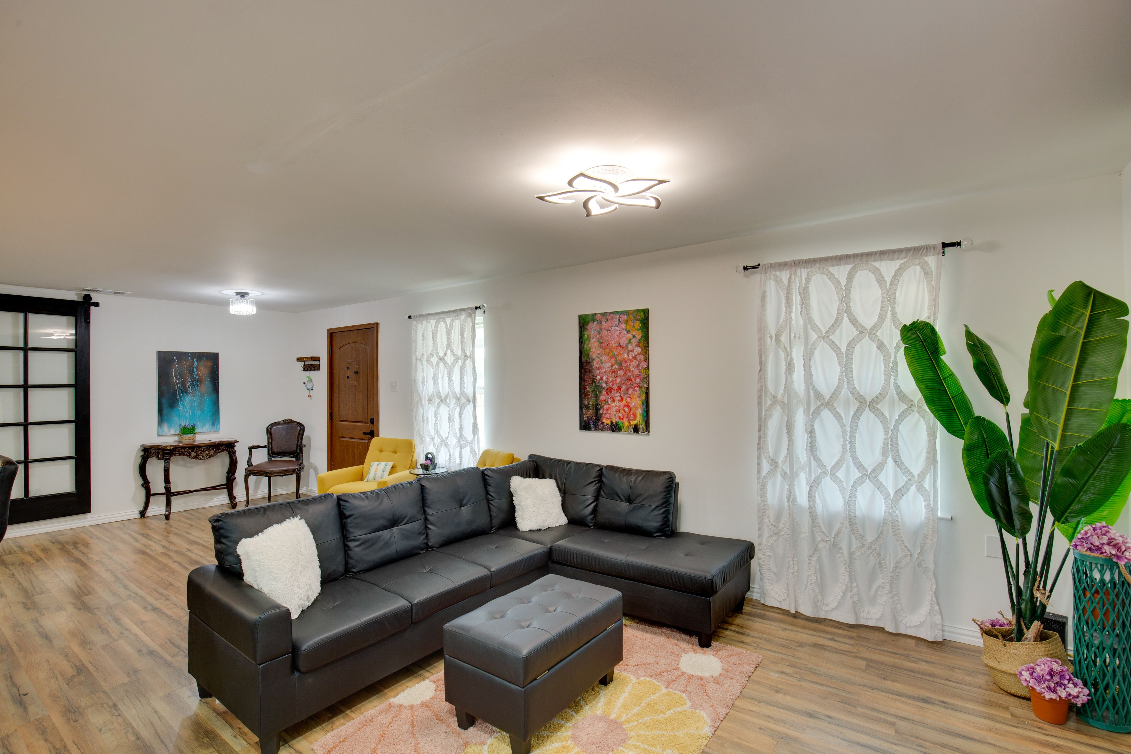 Living Room | Smart TV | Fireplace | 2 Interior Steps