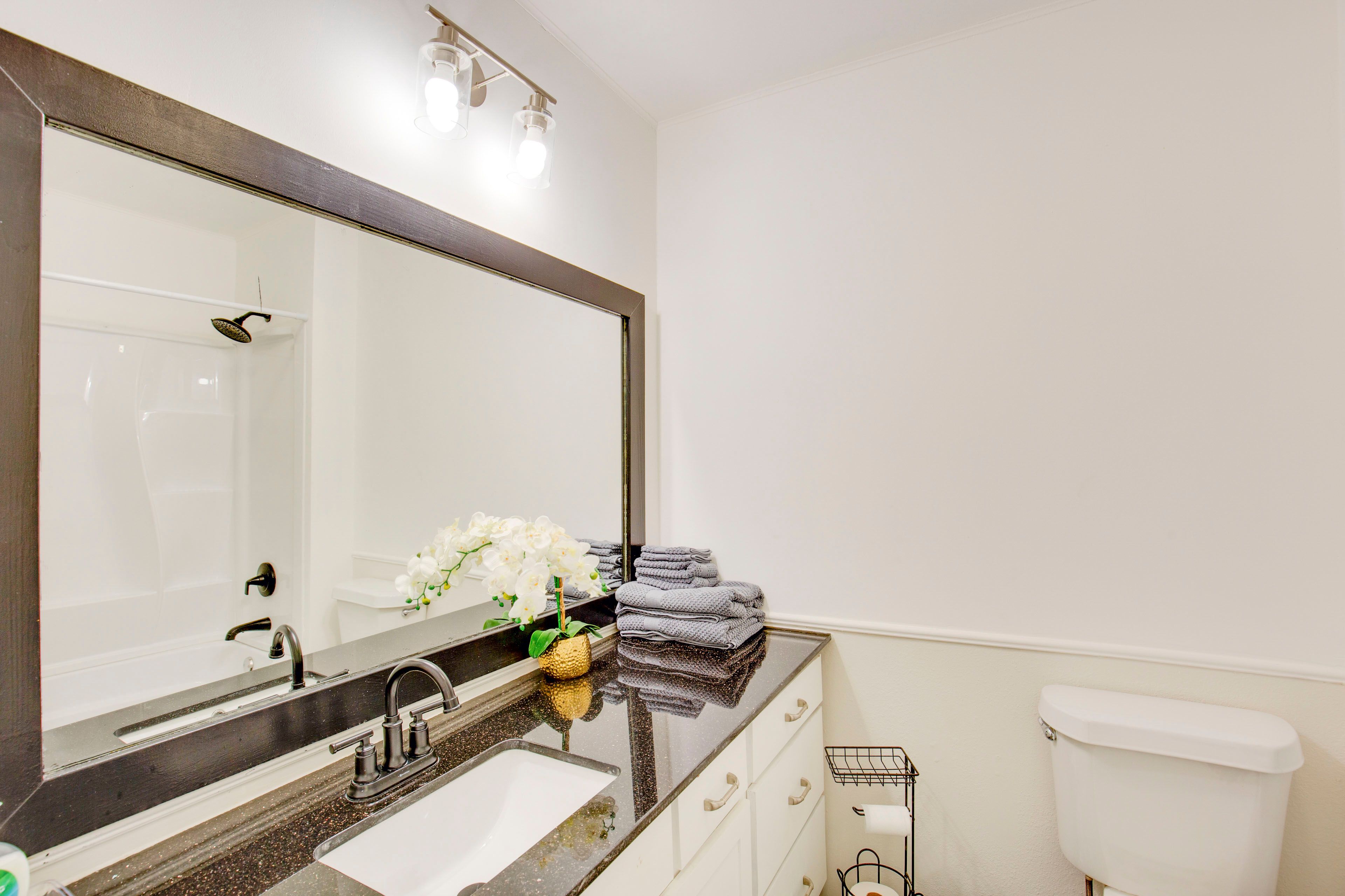 Full Bathroom | Towels Provided