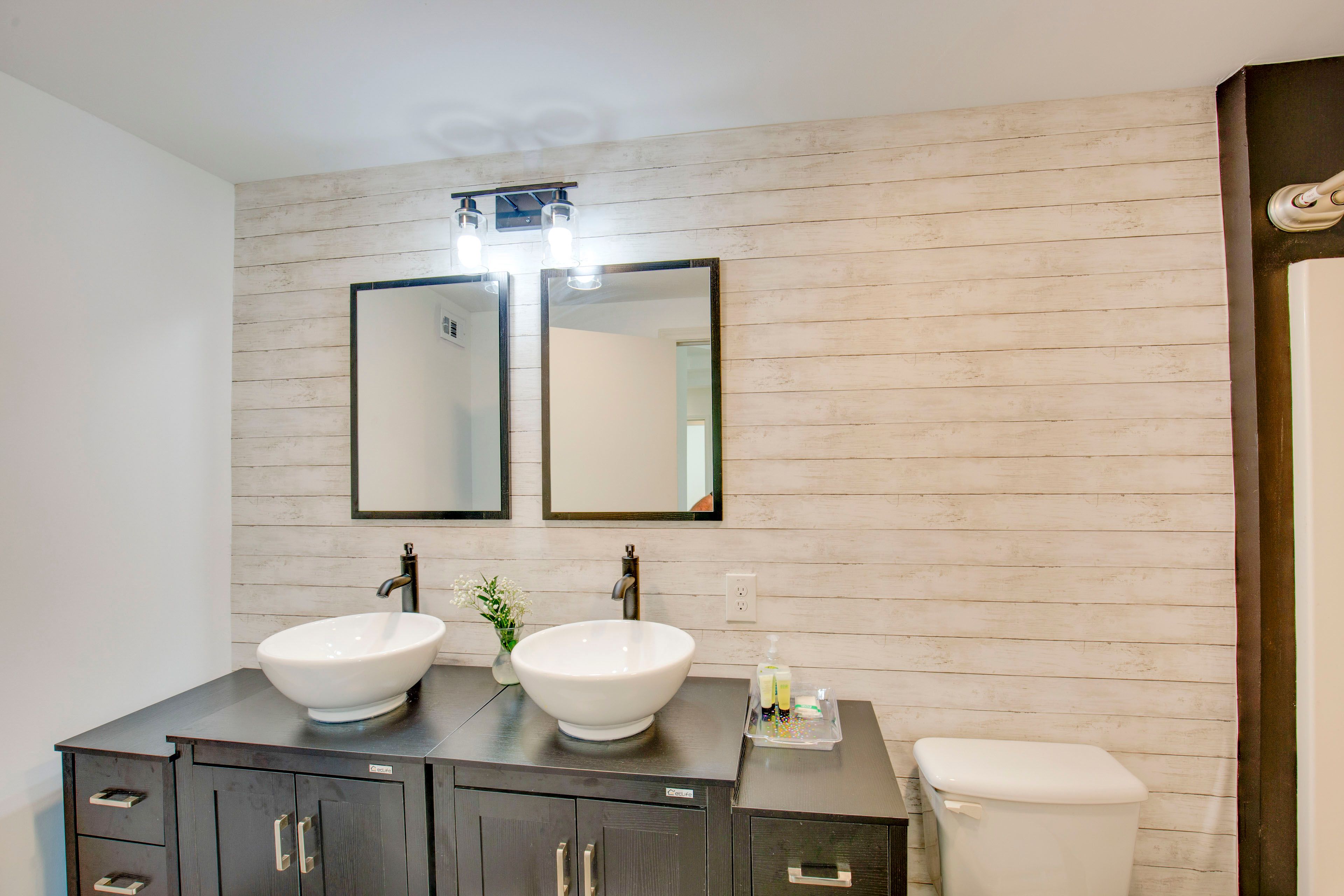 Full Bathroom | Complimentary Toiletries