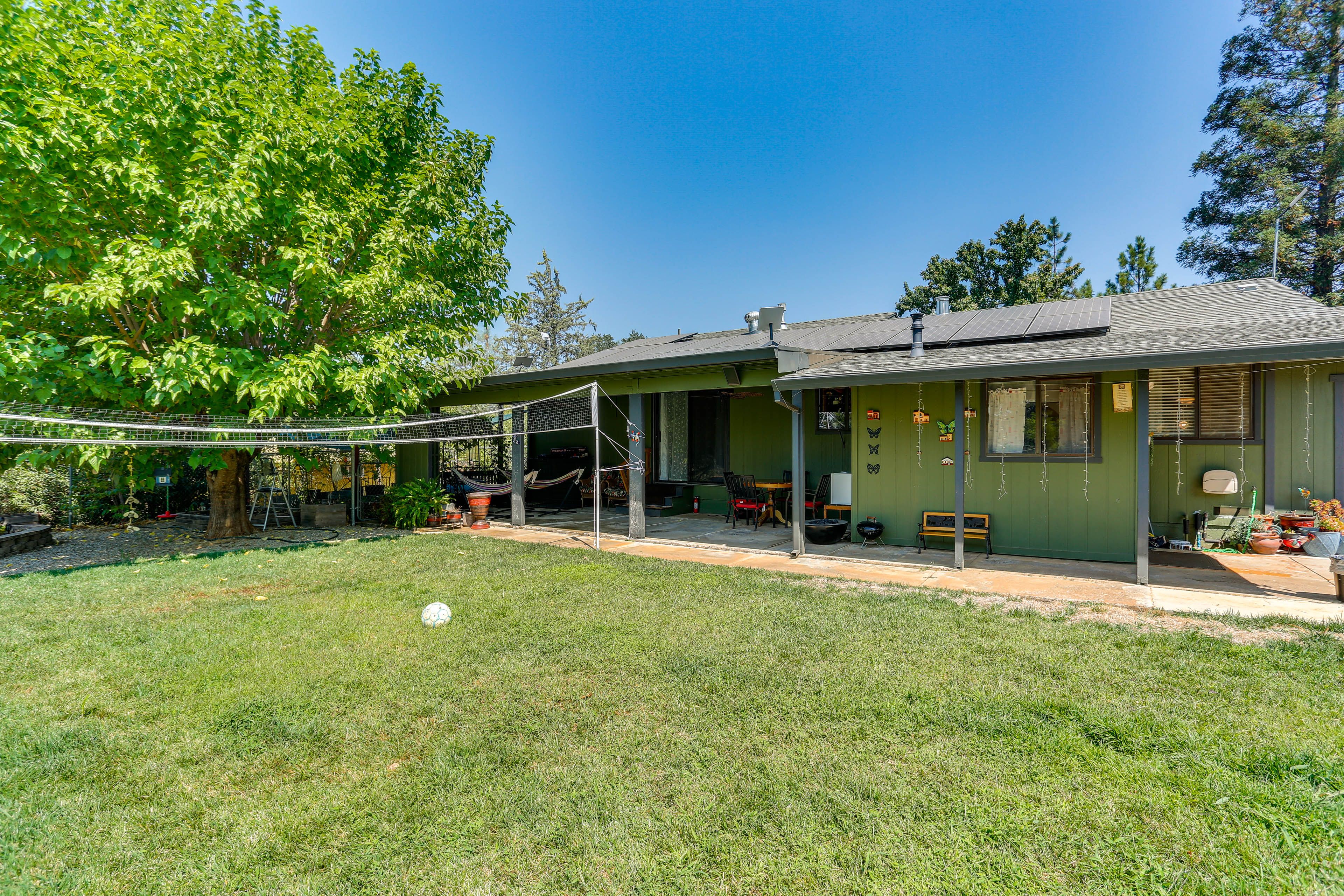 Redding Vacation Rental | 3BR | 2BA | Steps Required | 1,525 Sq Ft