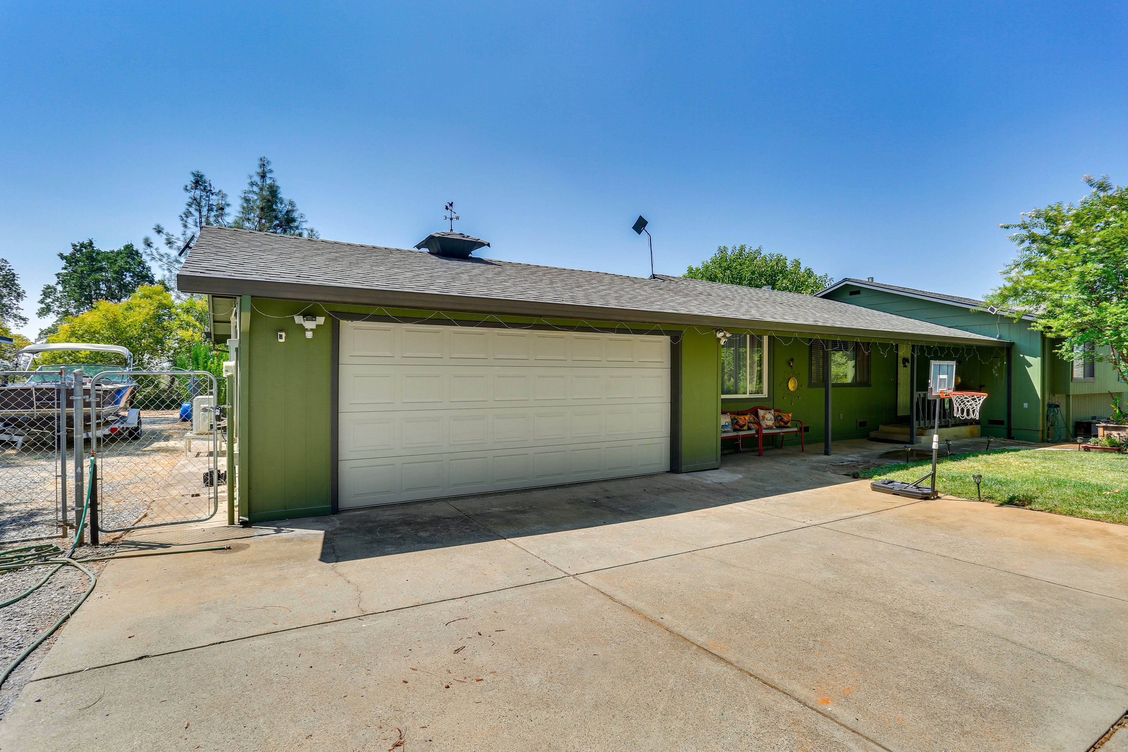 Parking | Driveway (5 Vehicles) | RV/Trailer Parking