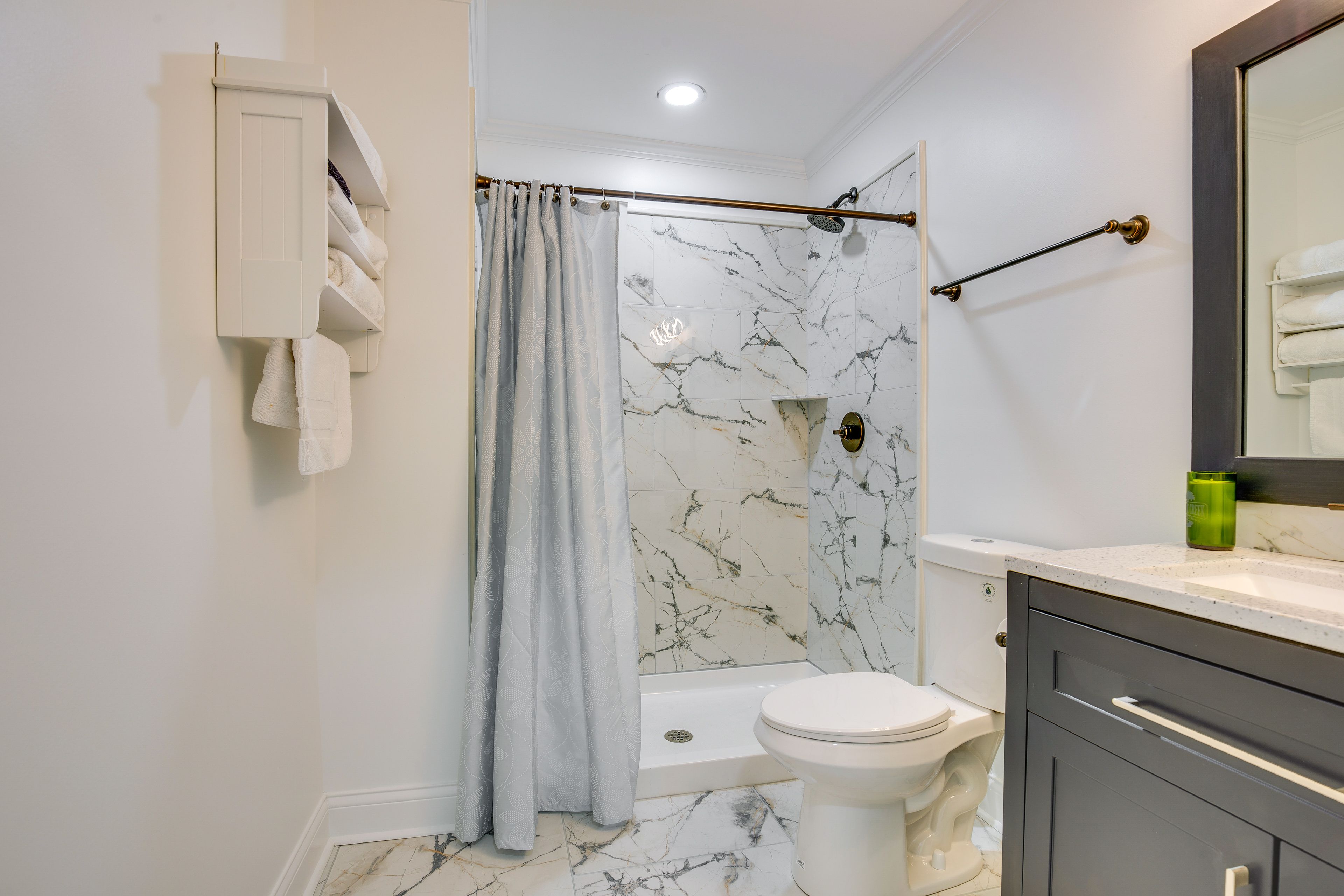 Full Bathroom | 2nd Floor