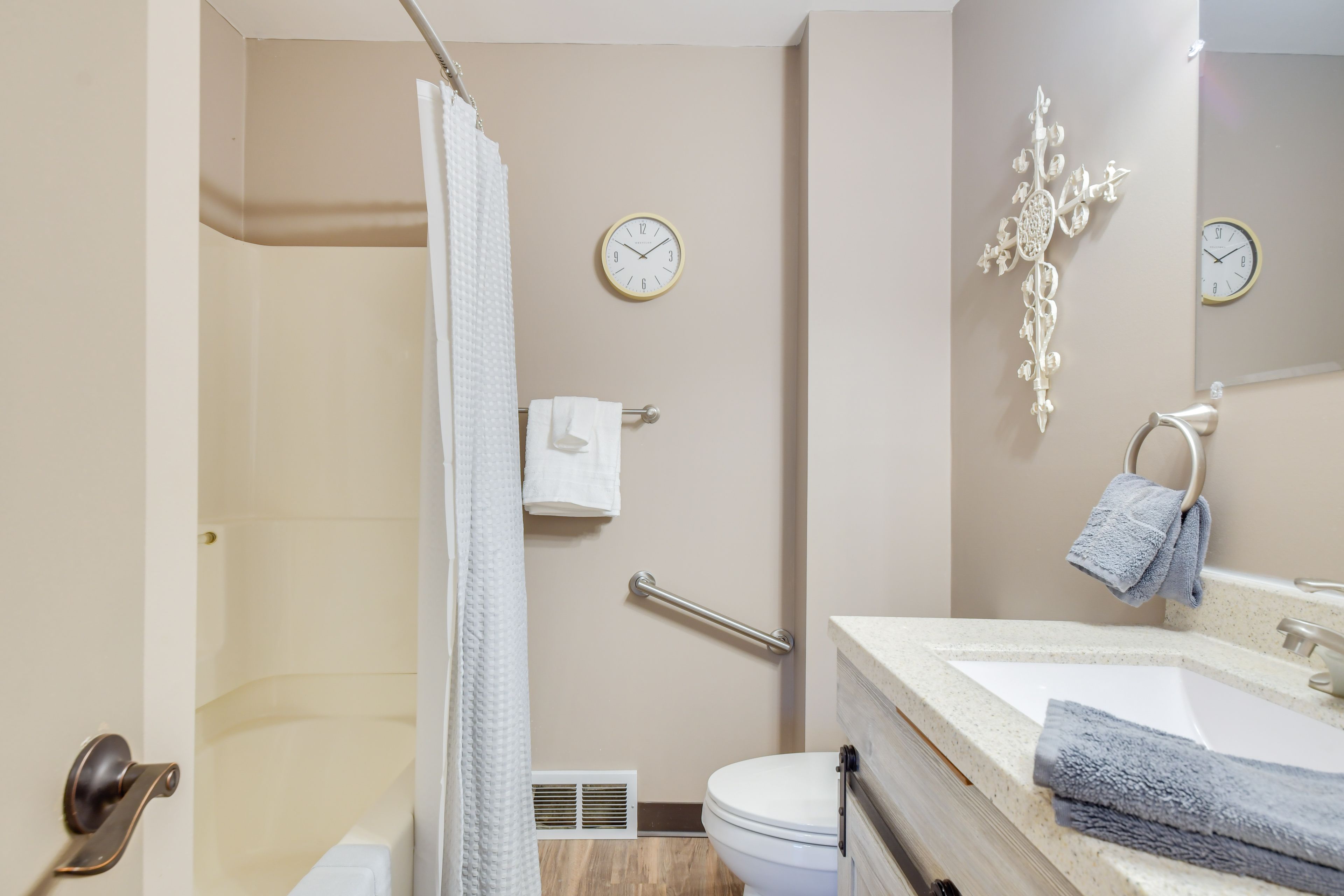 Full Bathroom | Towels Provided | Hair Dryer
