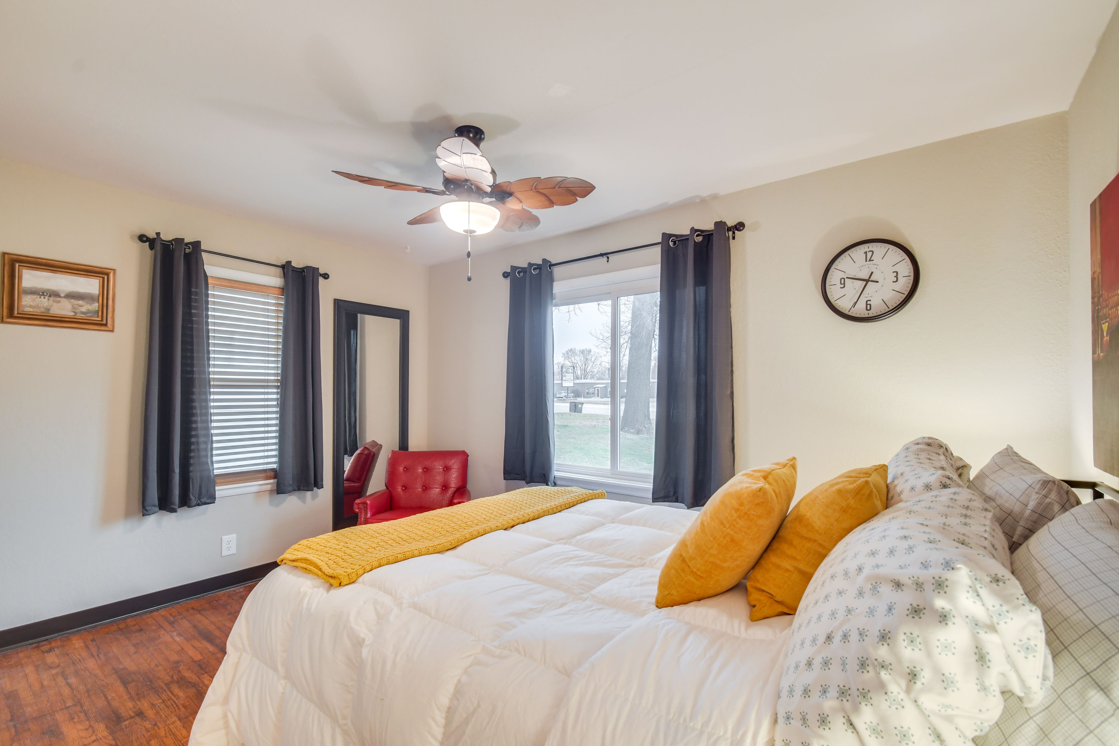 Bedroom | Queen Bed | Linens Provided