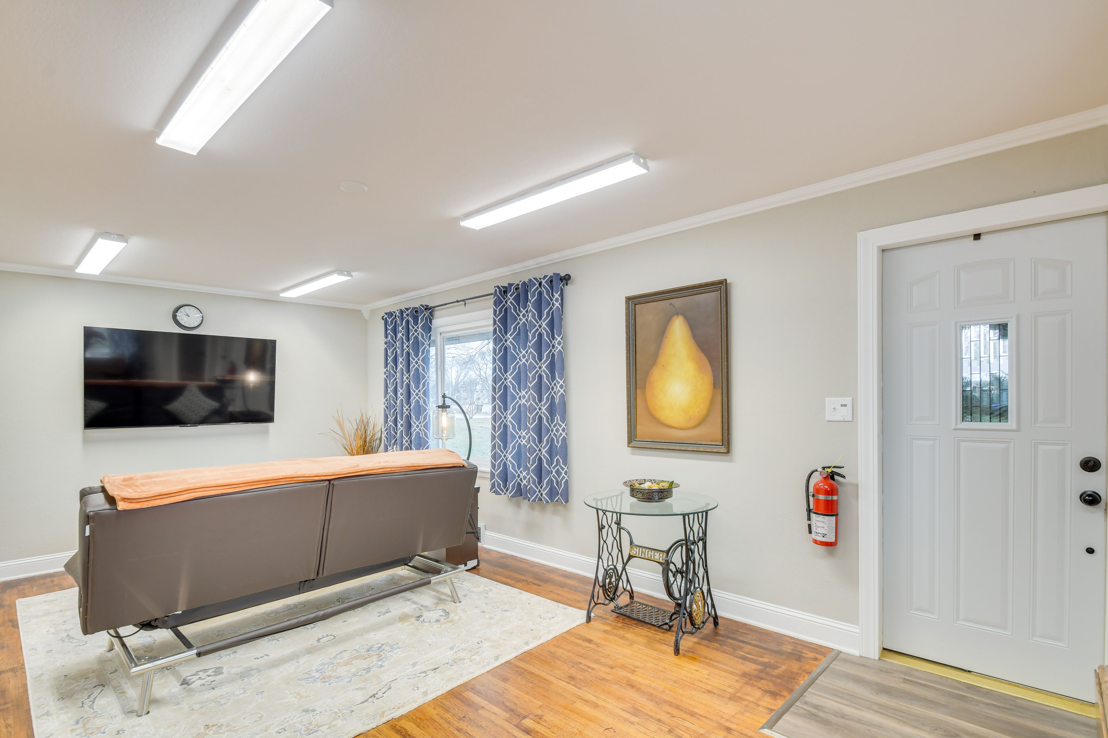 Living Room | Twin Futon | Flat-Screen TV | Central Heating & A/C