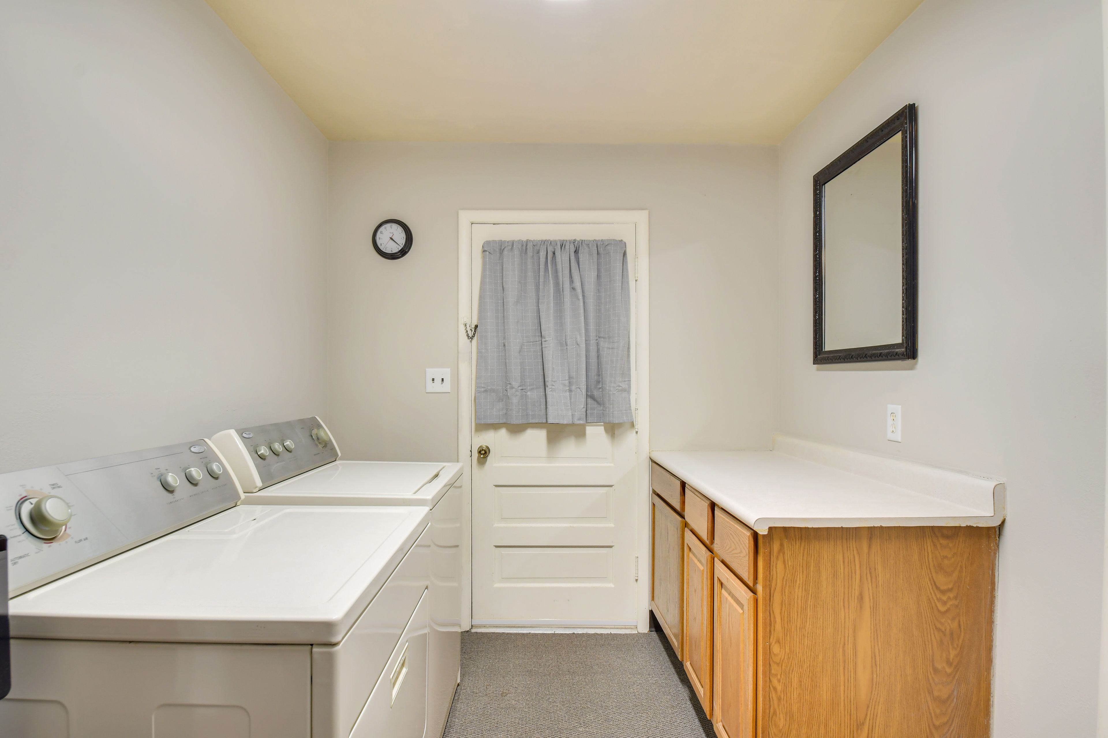 Laundry Room | Washer/Dryer | Hangers | Iron/Board | Trash Bags/Paper Towels