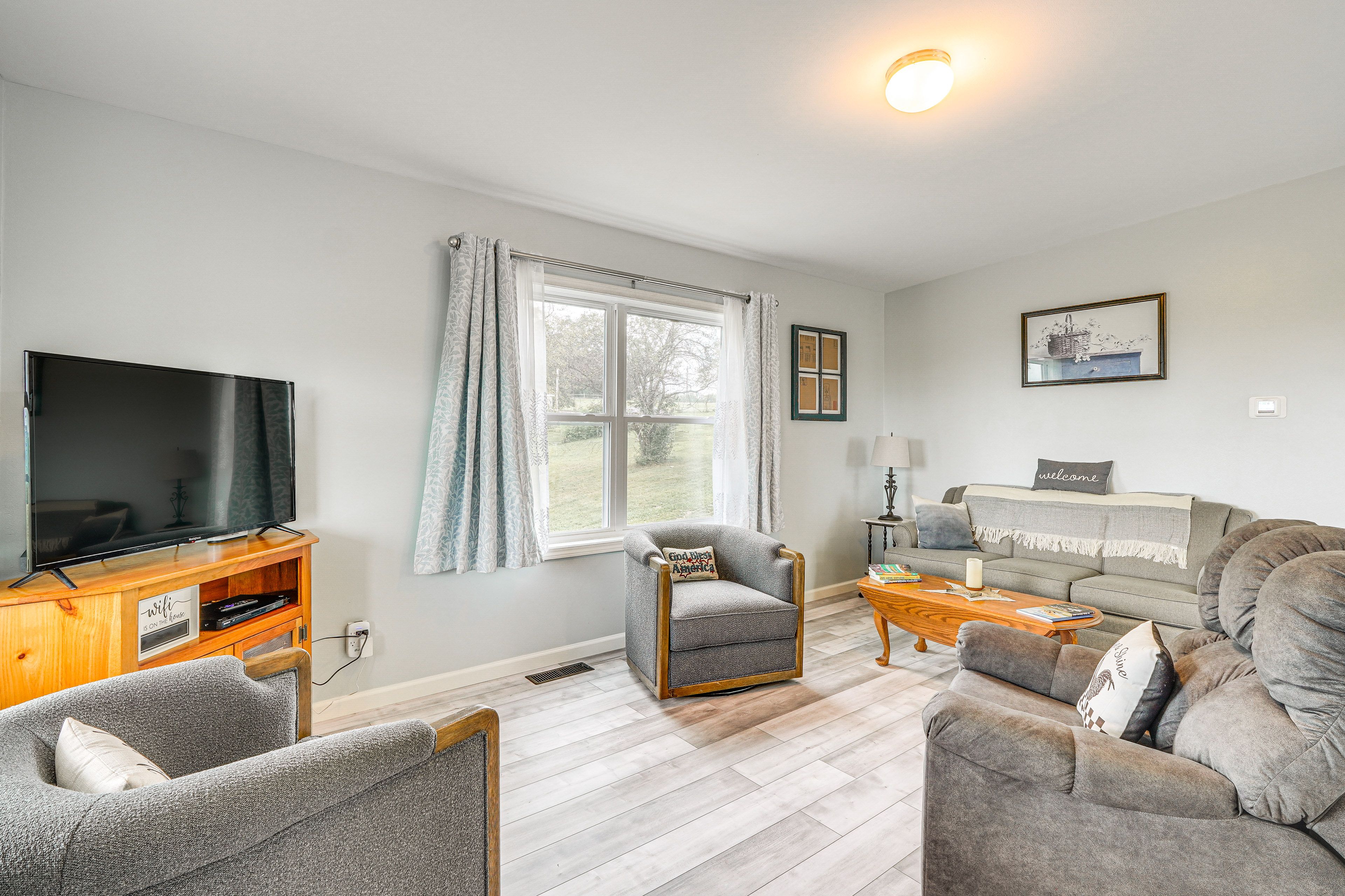 Living Room | Smart TV | Books | Board Games