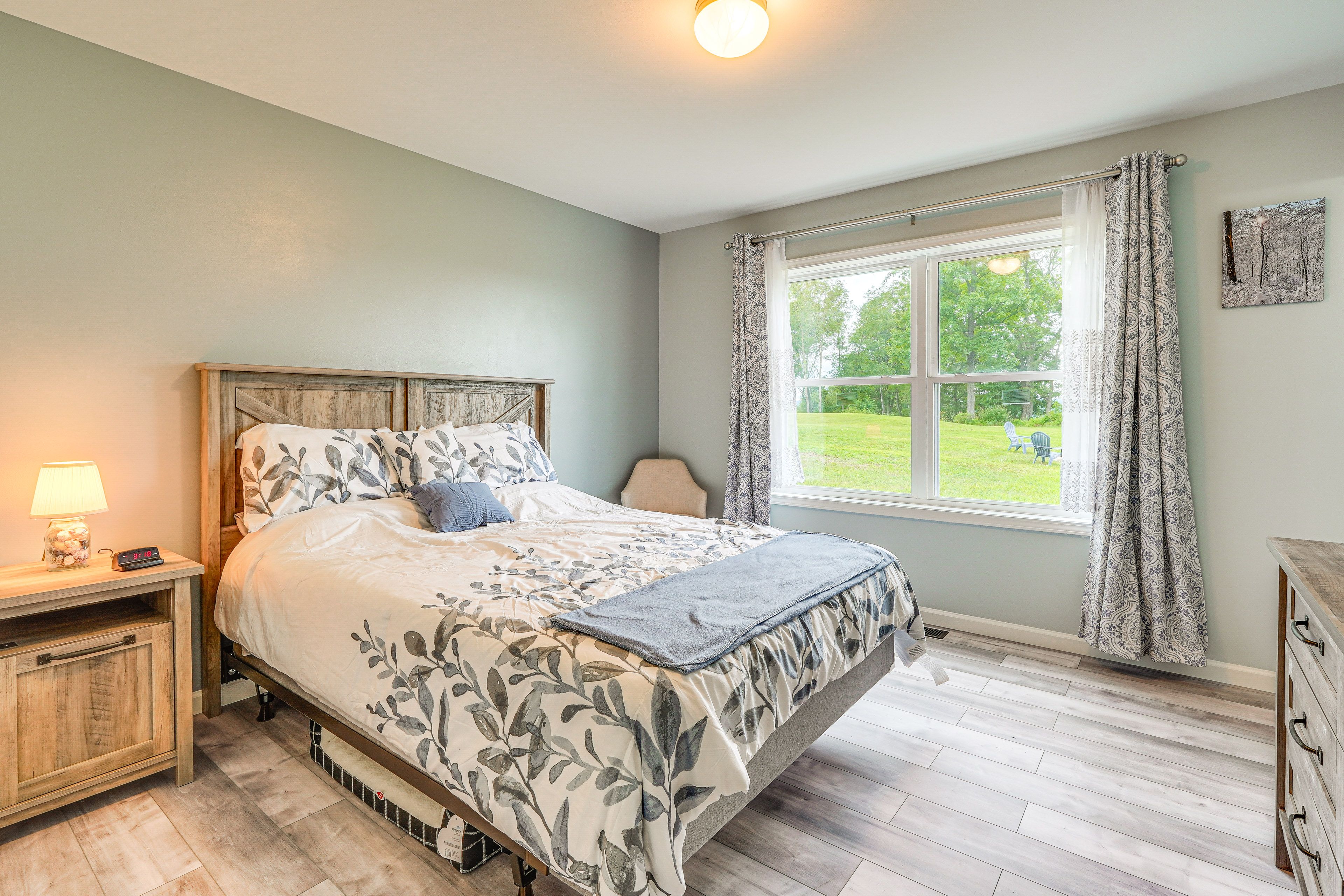 Bedroom 1 | Queen Bed