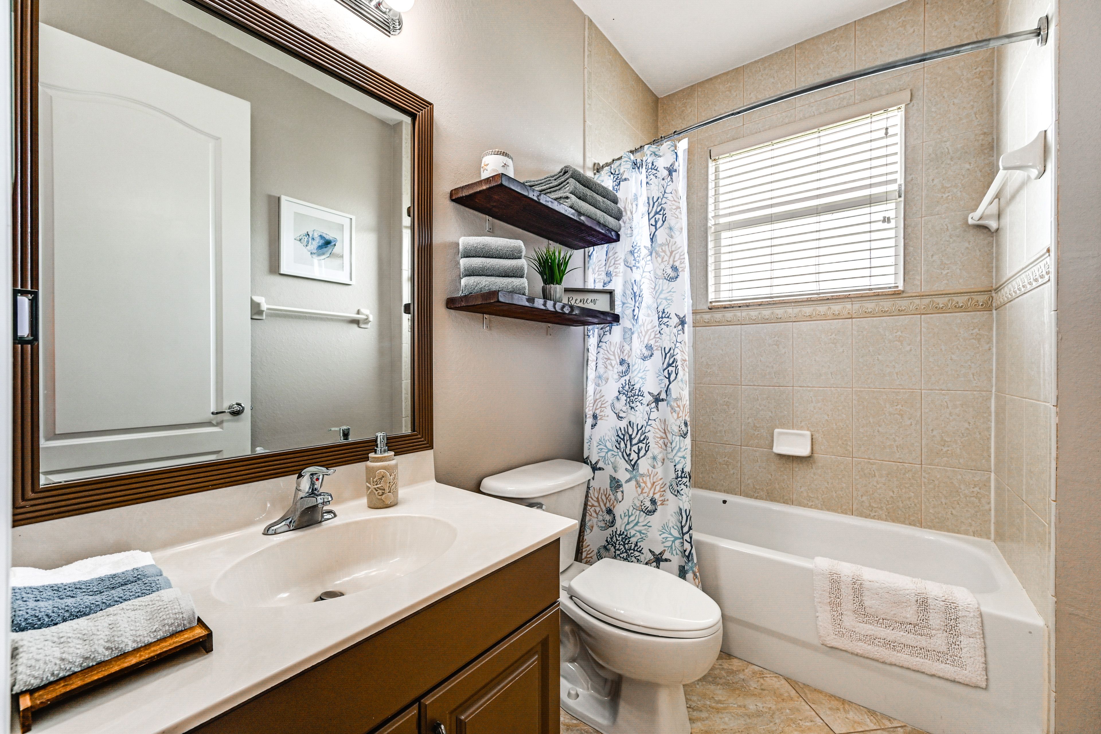 Full Bathroom | Towels Provided