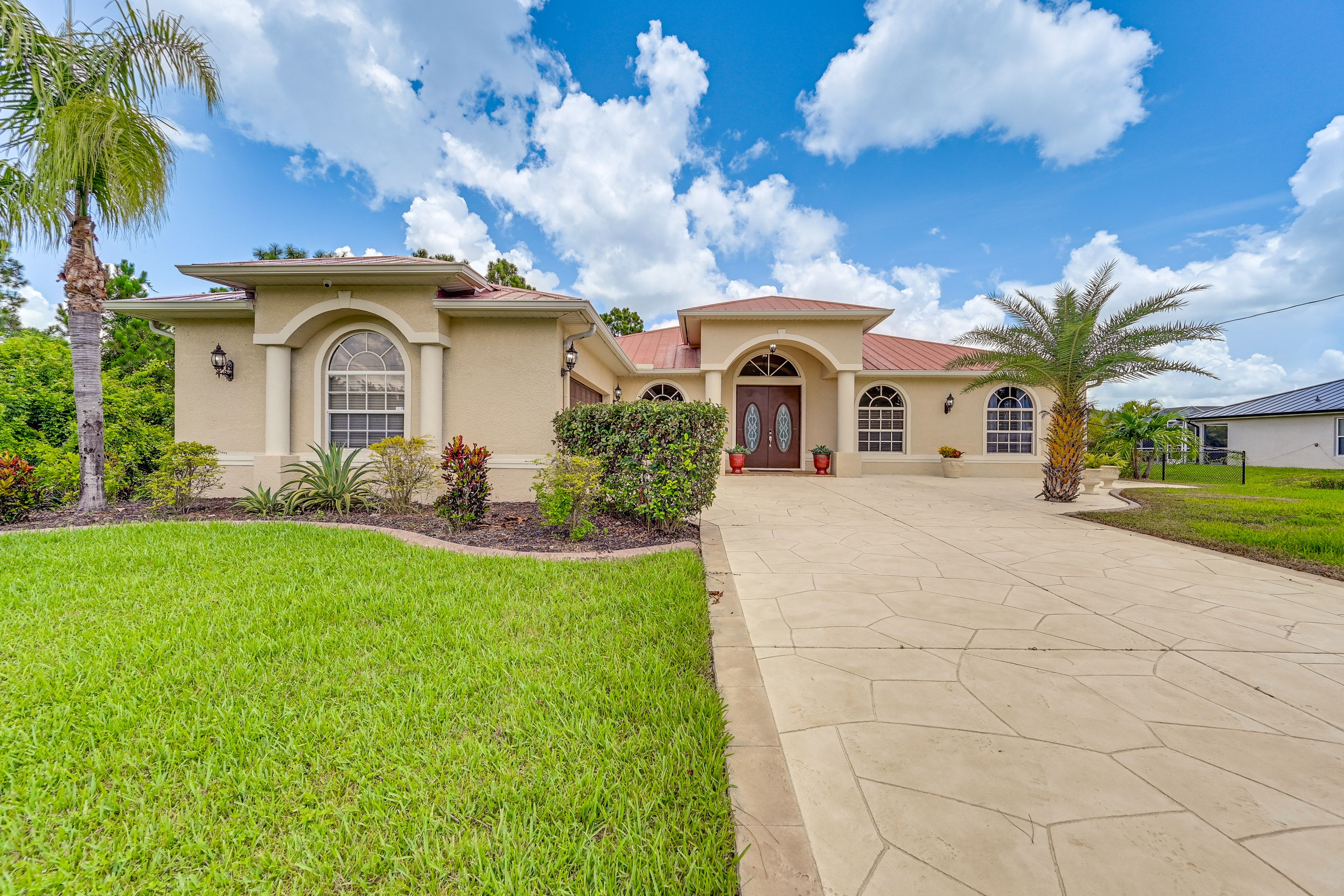Parking | Driveway (8 Vehicles) | Garage Not Available