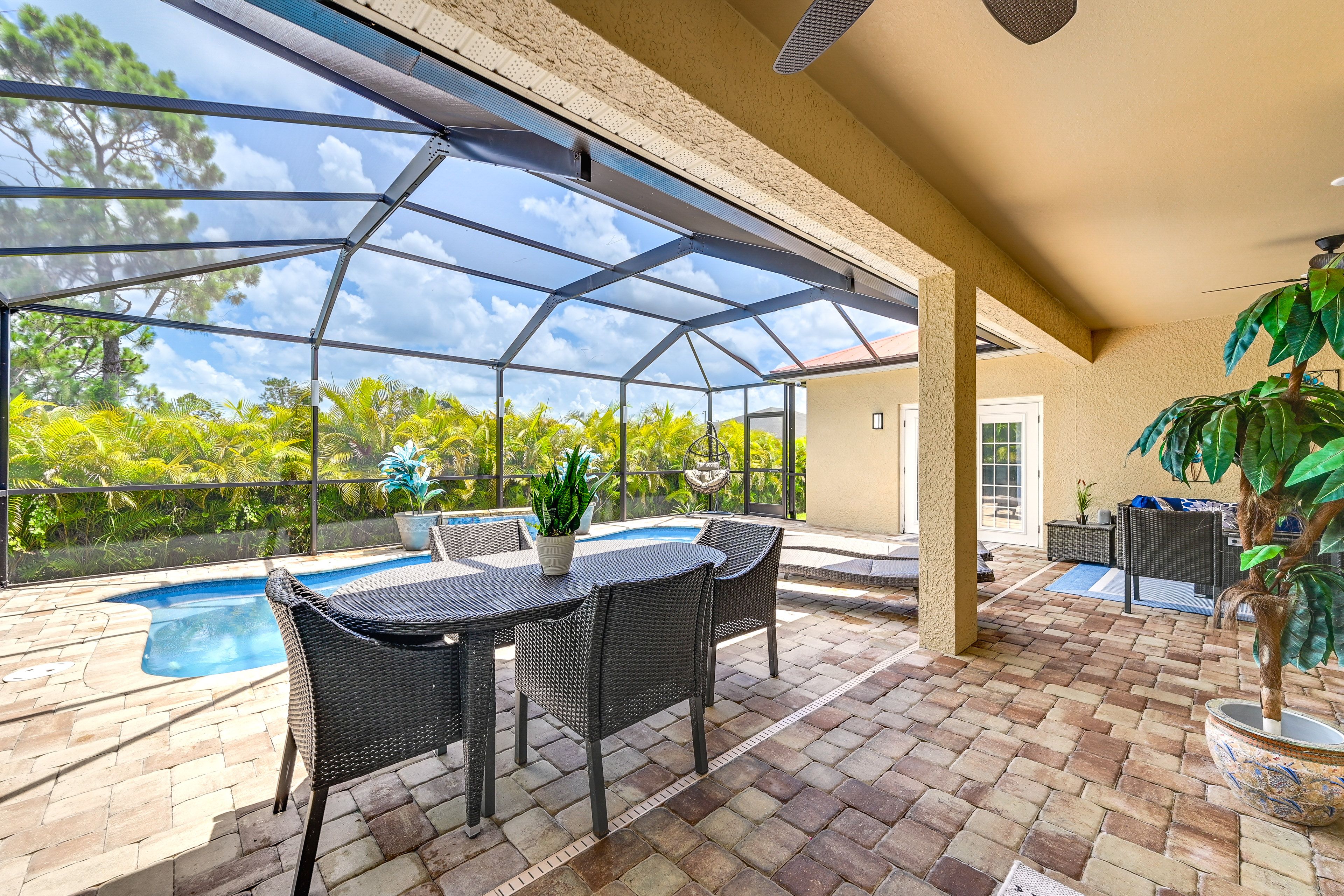 Outdoor Dining Area | Gas Grill