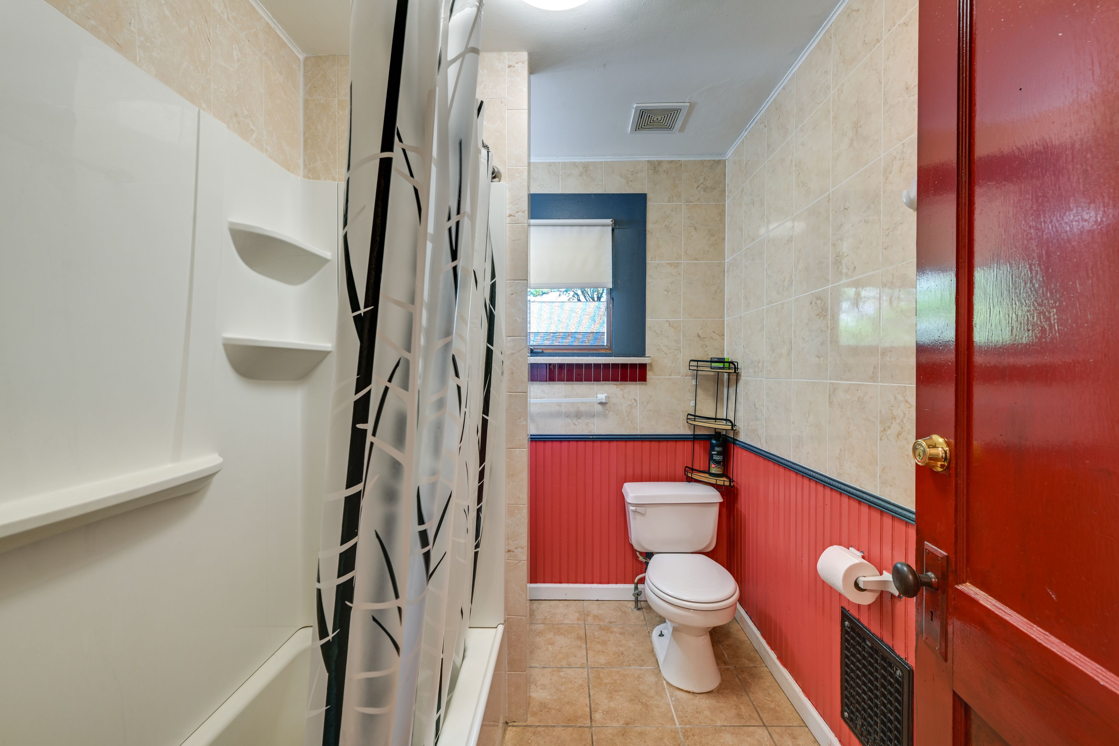 Full Bathroom | 2nd Floor | Towels Provided