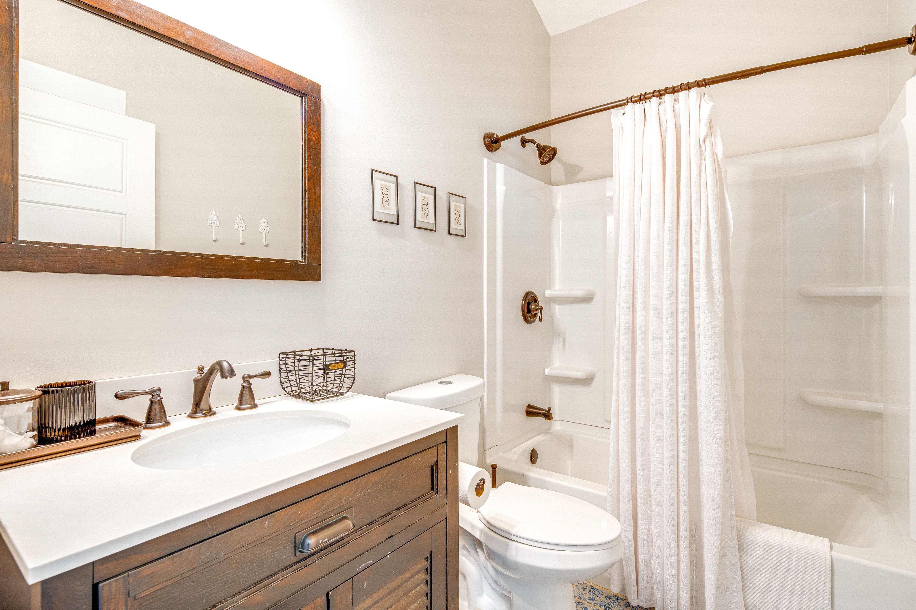 Full Bathroom | Towels Provided | Complimentary Toiletries