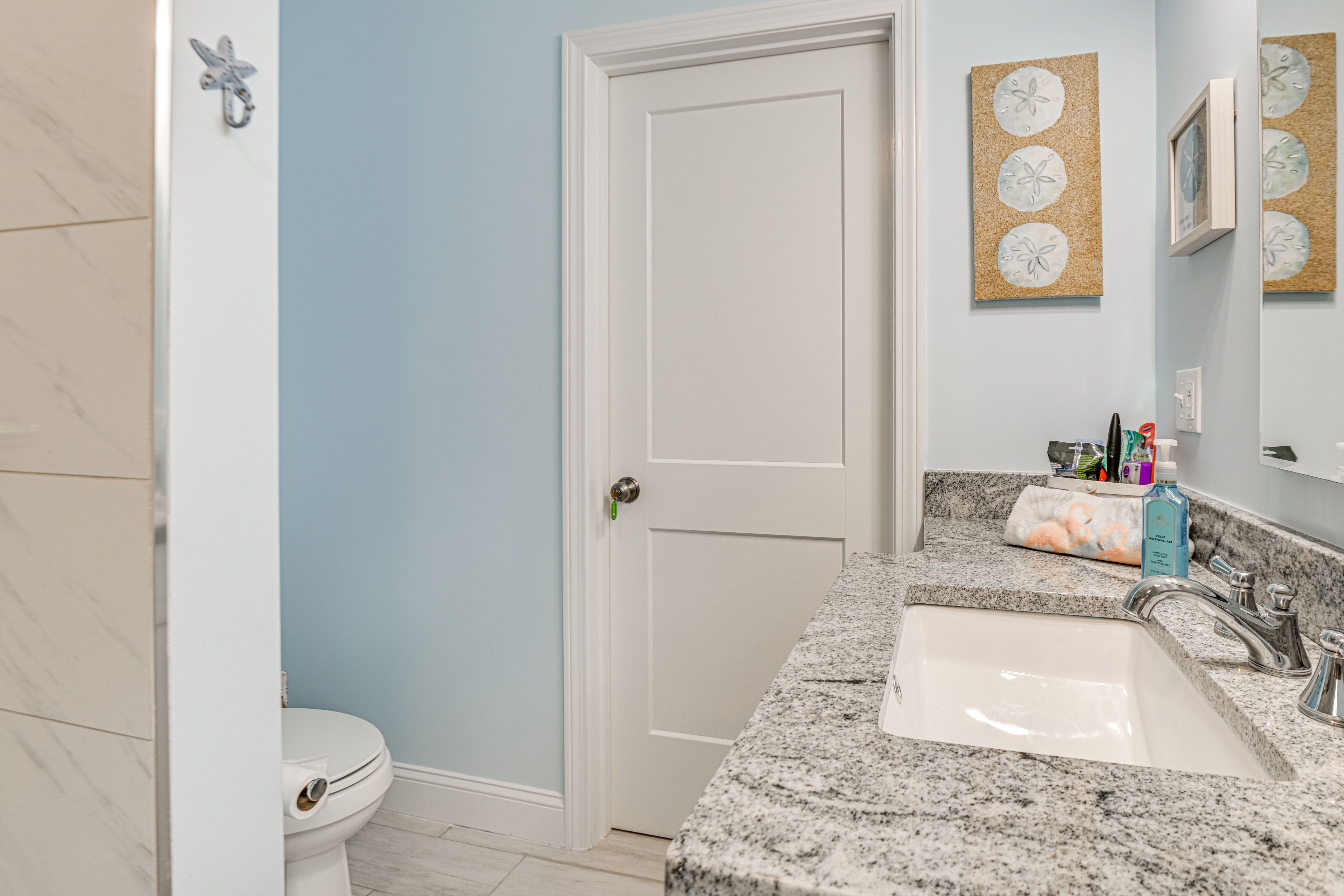 Full Bathroom | Towels Provided | Complimentary Toiletries