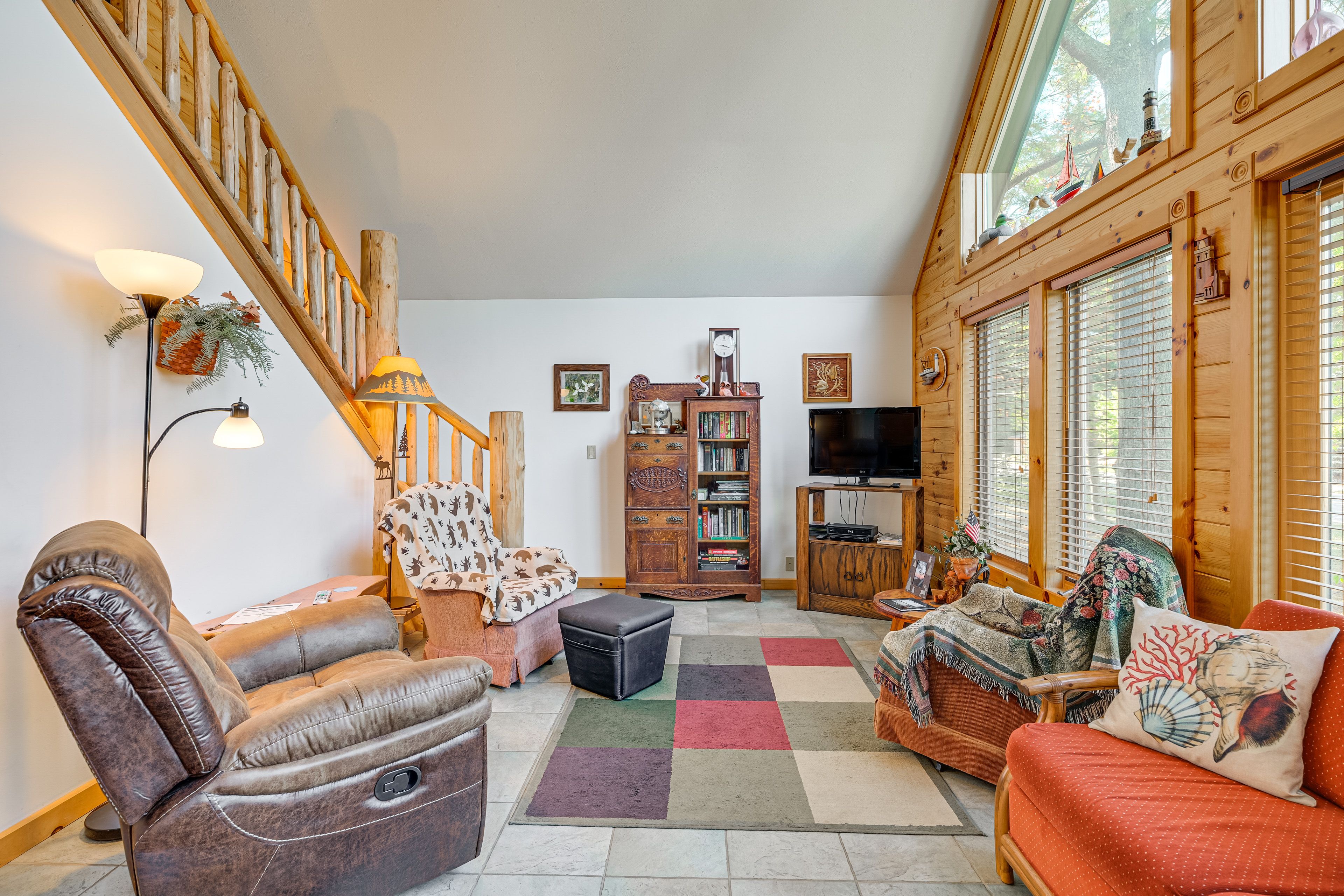 Living Room | Free WiFi | Central Heating & A/C | Smart TV | Main Floor