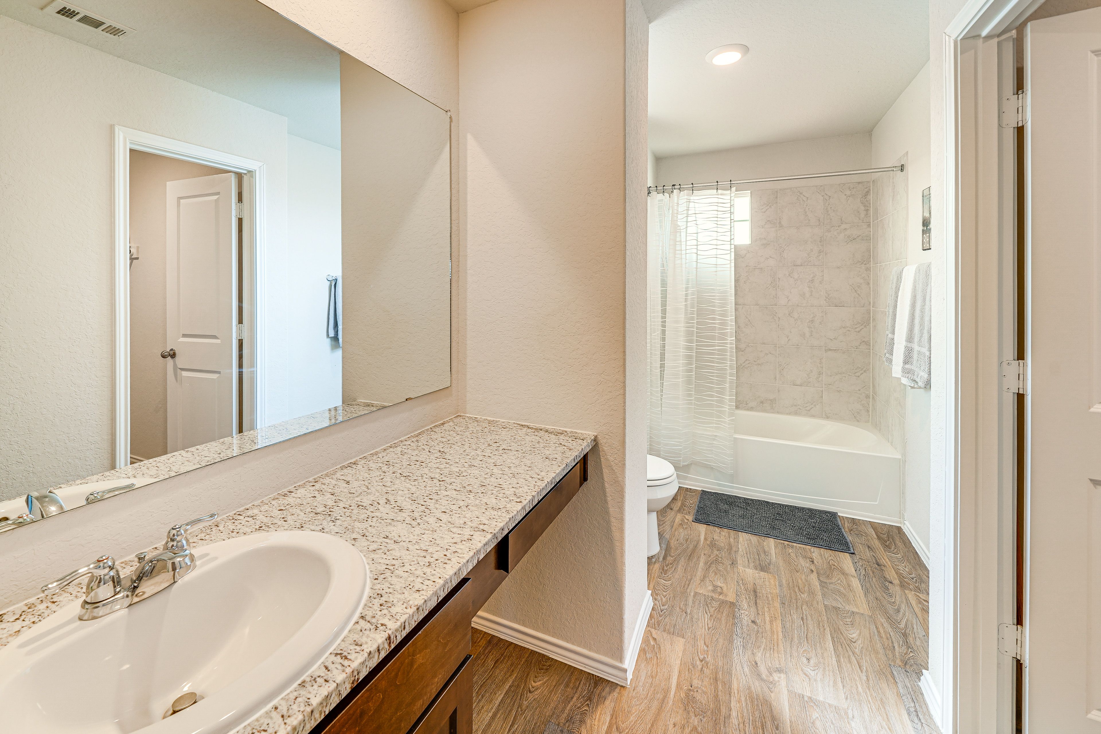 Full Bathroom | Towels Provided | Complimentary Toiletries | 2nd Floor