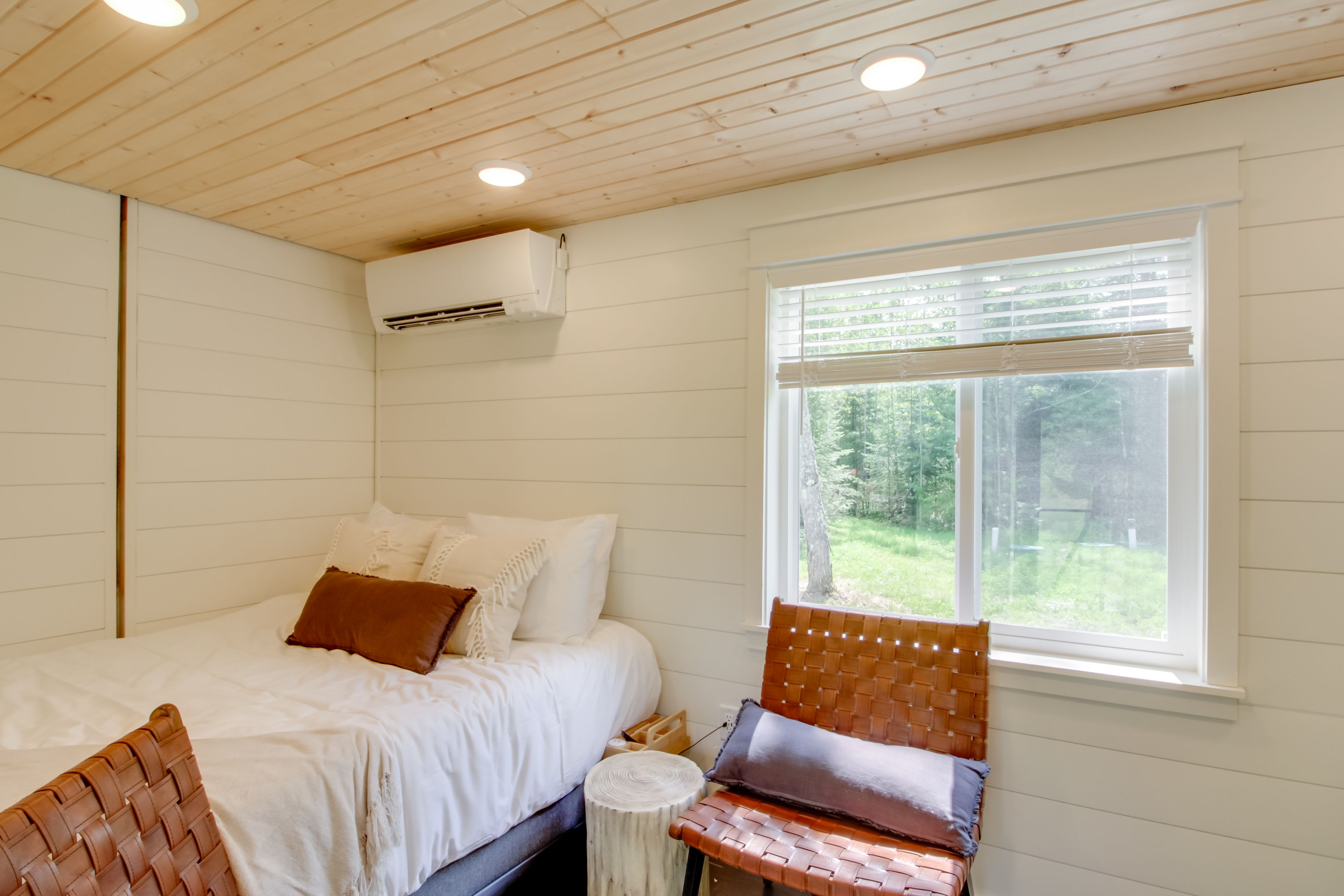 Studio | Queen Bed | Smart TV | Free WiFi | A/C & Heating