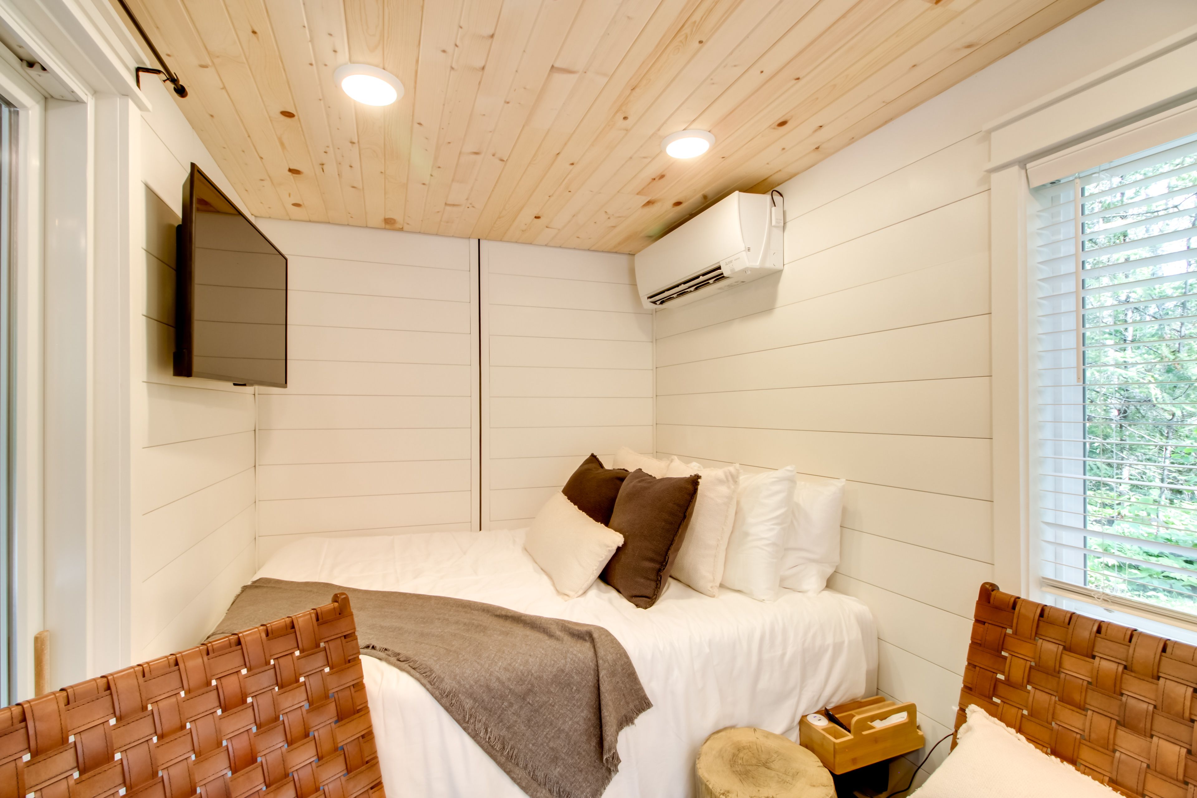 Studio | Queen Bed | Linens & Towels | Smart TV | Free WiFi | A/C & Heating