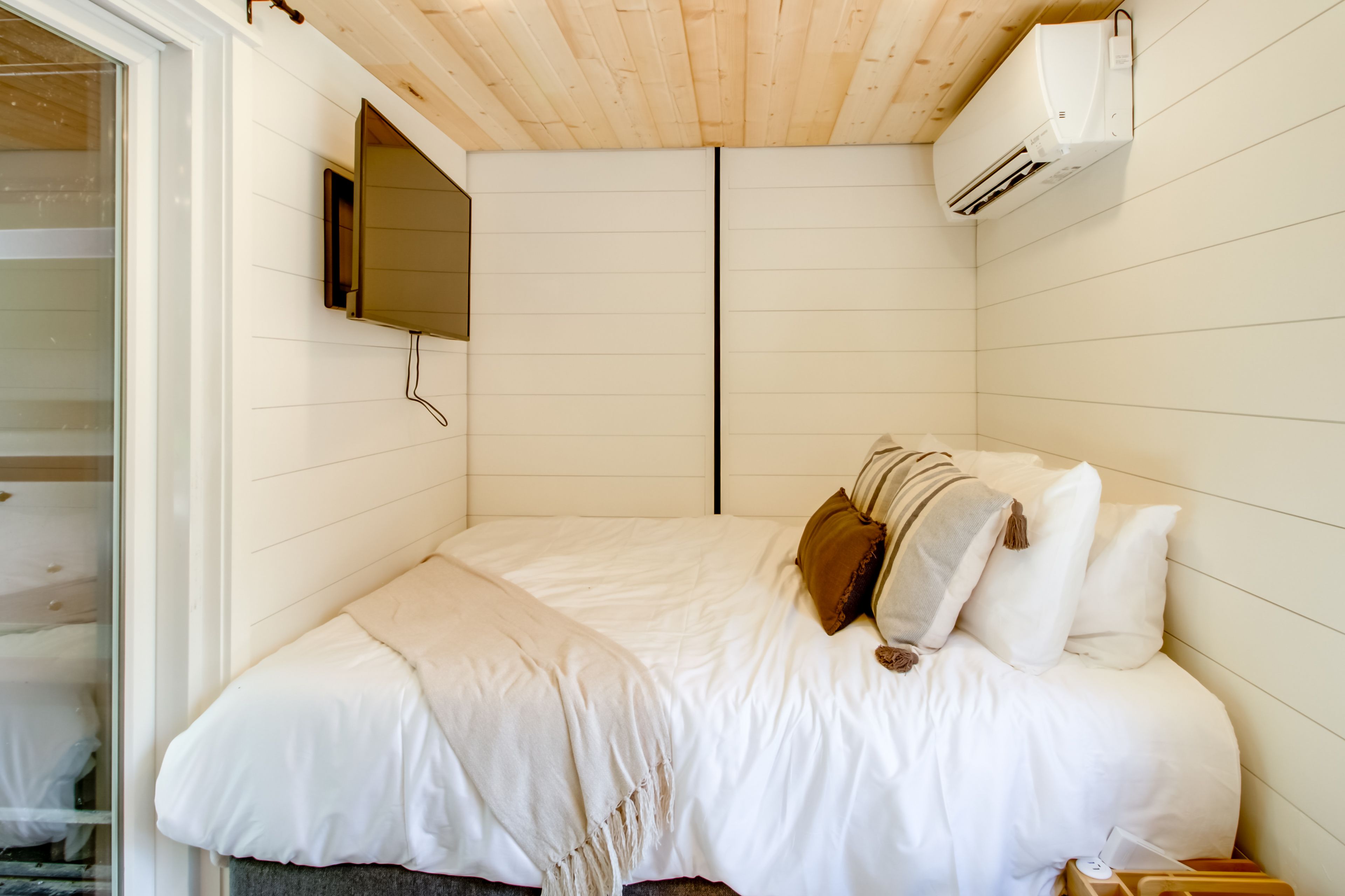 Studio | Queen Bed | Linens & Towels Provided