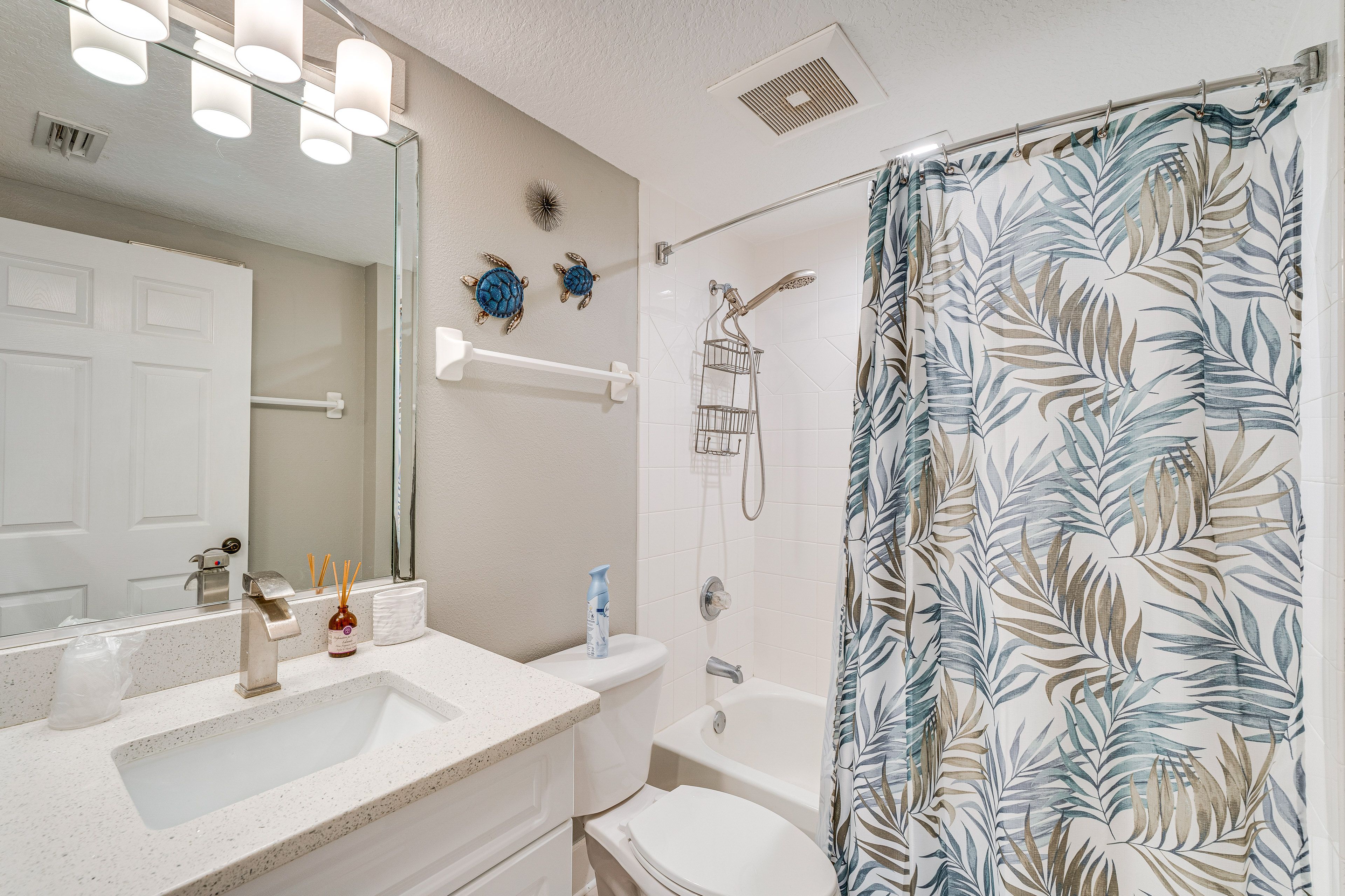 Full Bathroom | Towels Provided