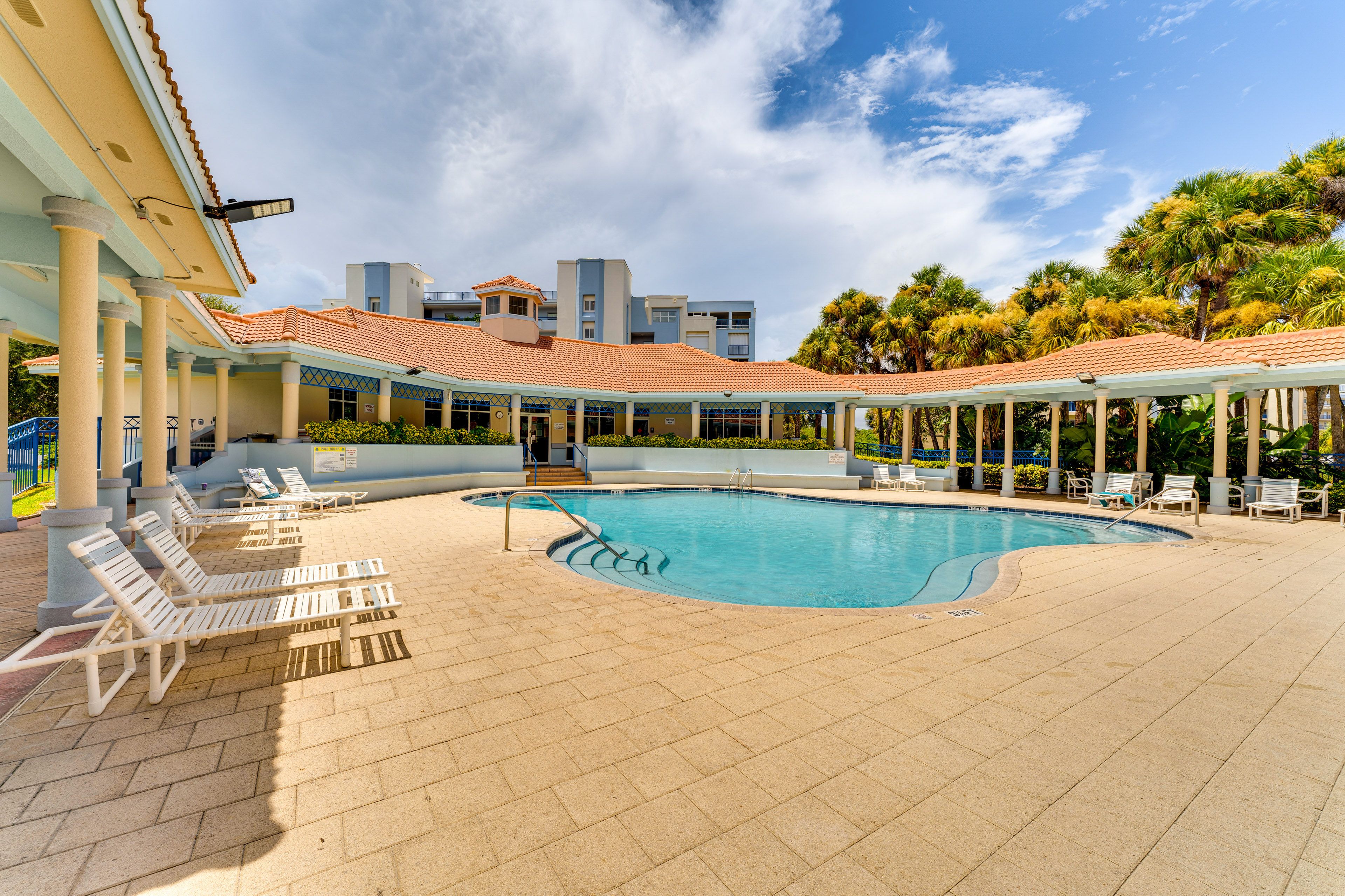 Oceanwalk Condominiums | Community Amenities | Outdoor Pool
