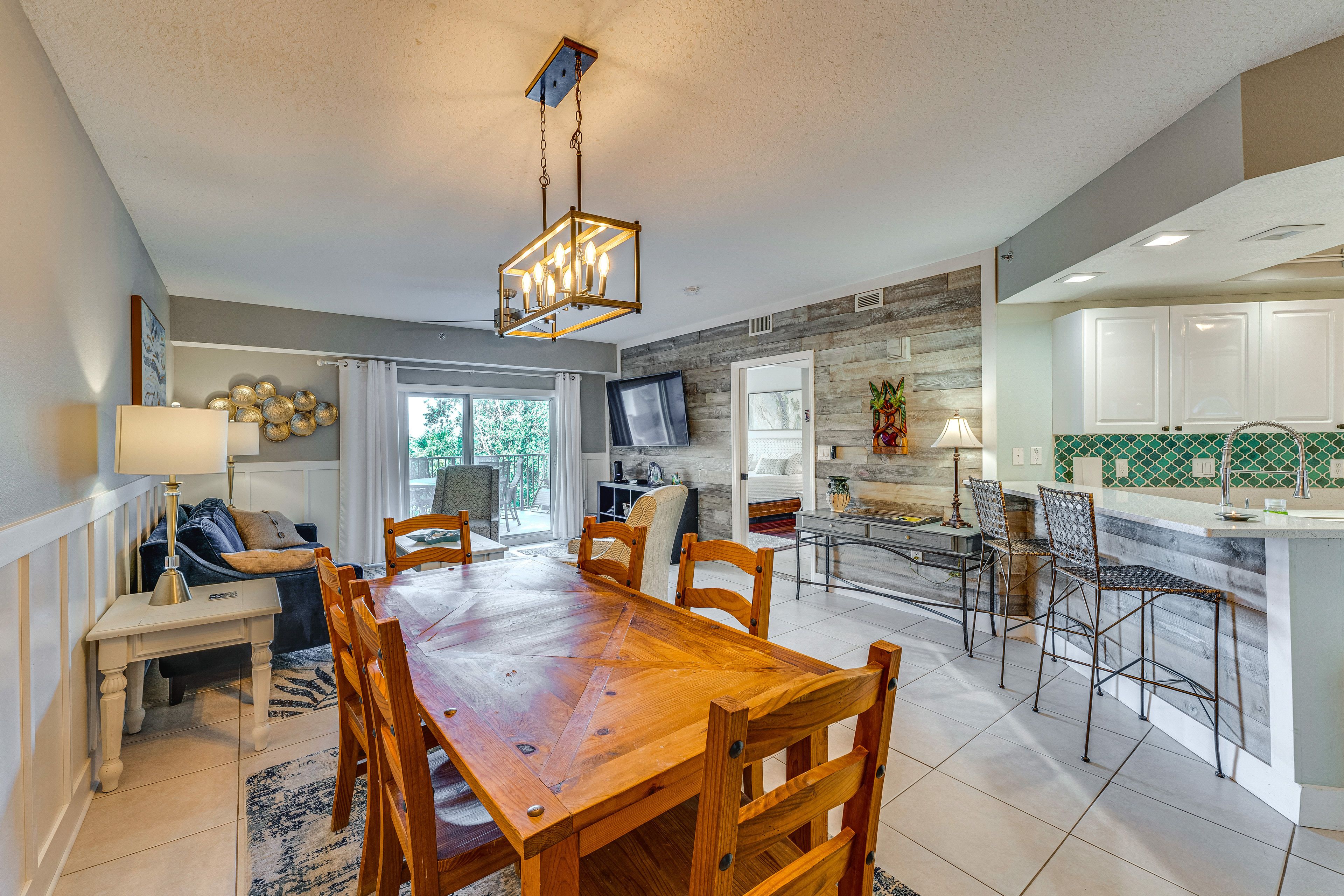 Dining Area | Dishware & Flatware Provided