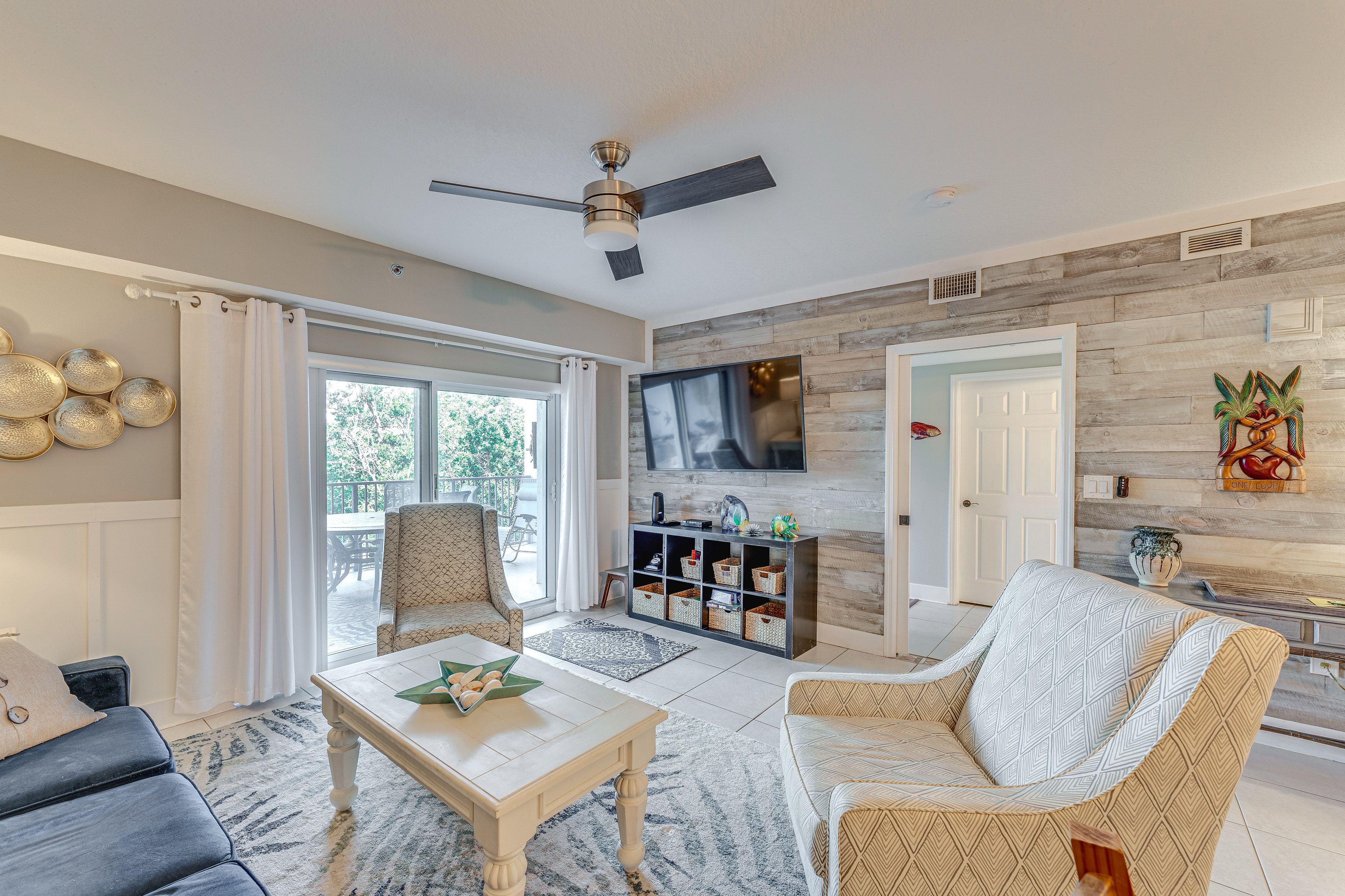 Living Room | Smart TV | Free WiFi | Board Games | Central Heating & A/C