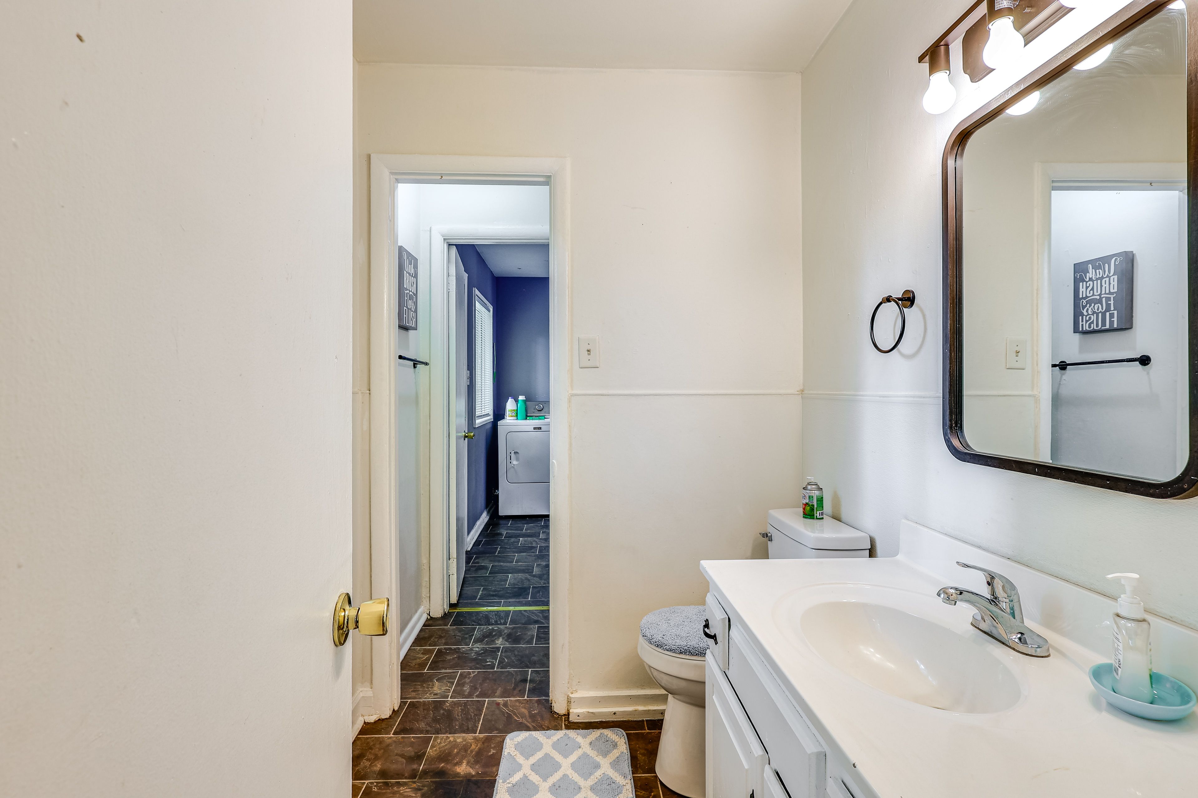Full Bathroom | Towels Provided