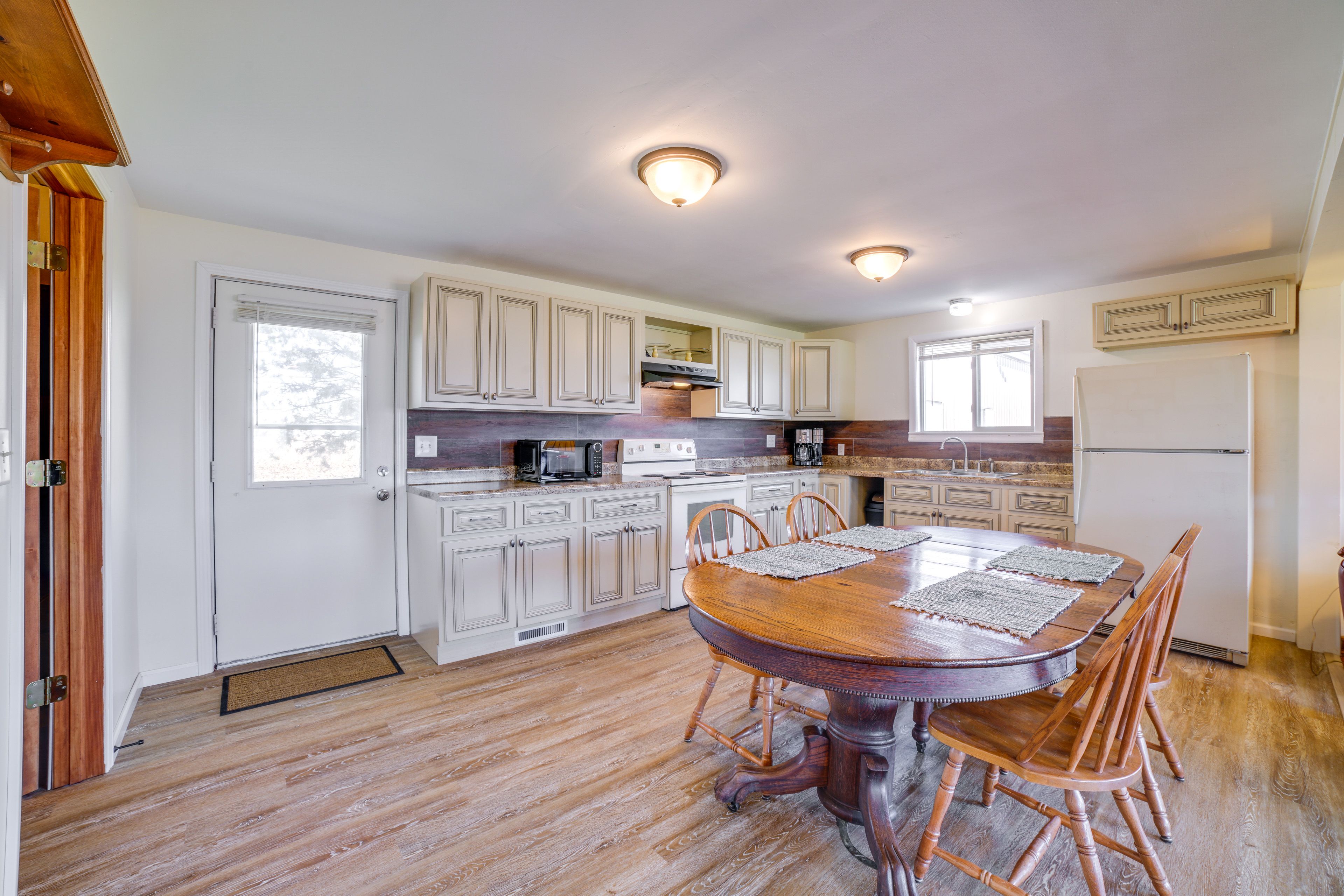 Dining Area | Kitchen