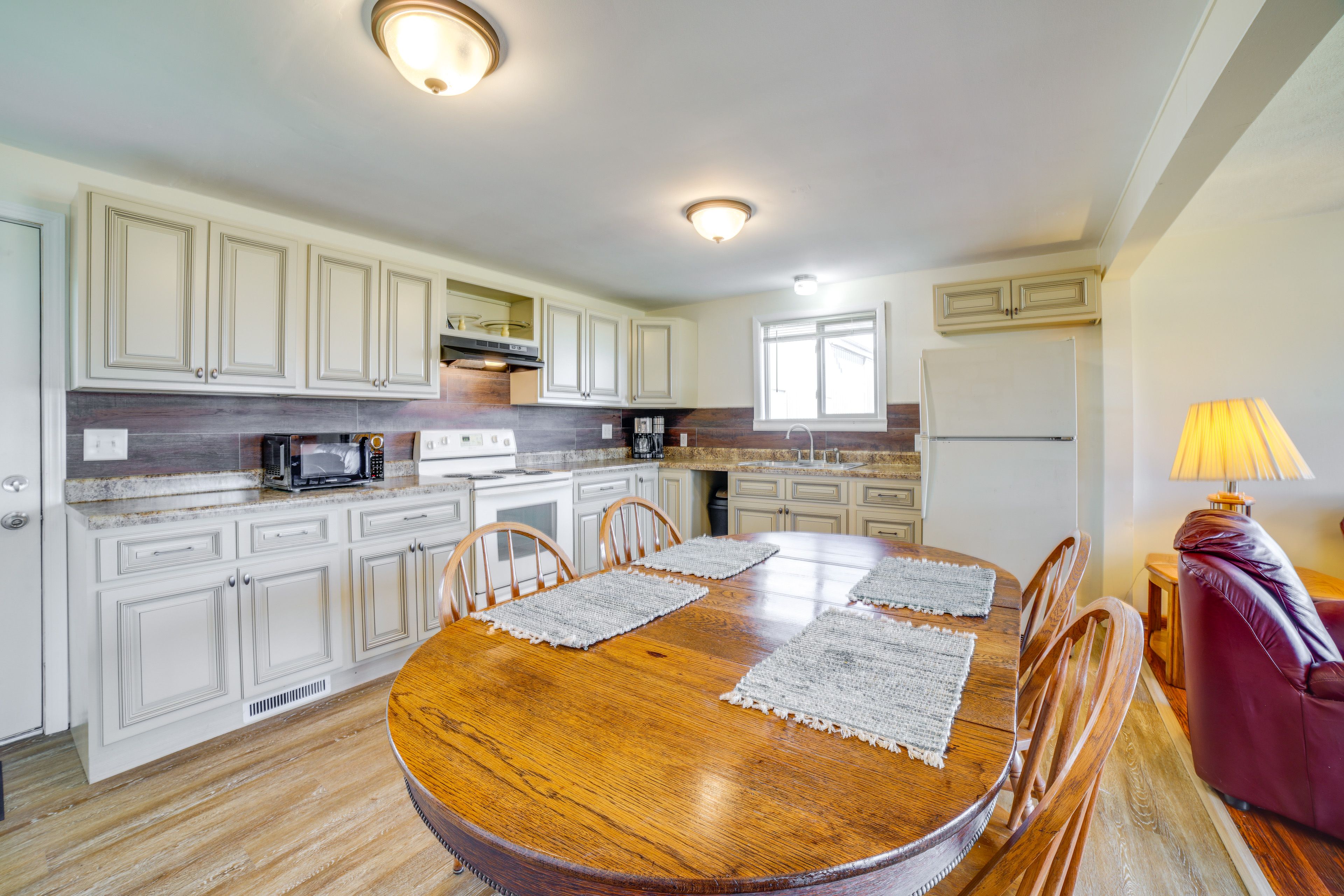 Dining Area | Dishware/Flatware
