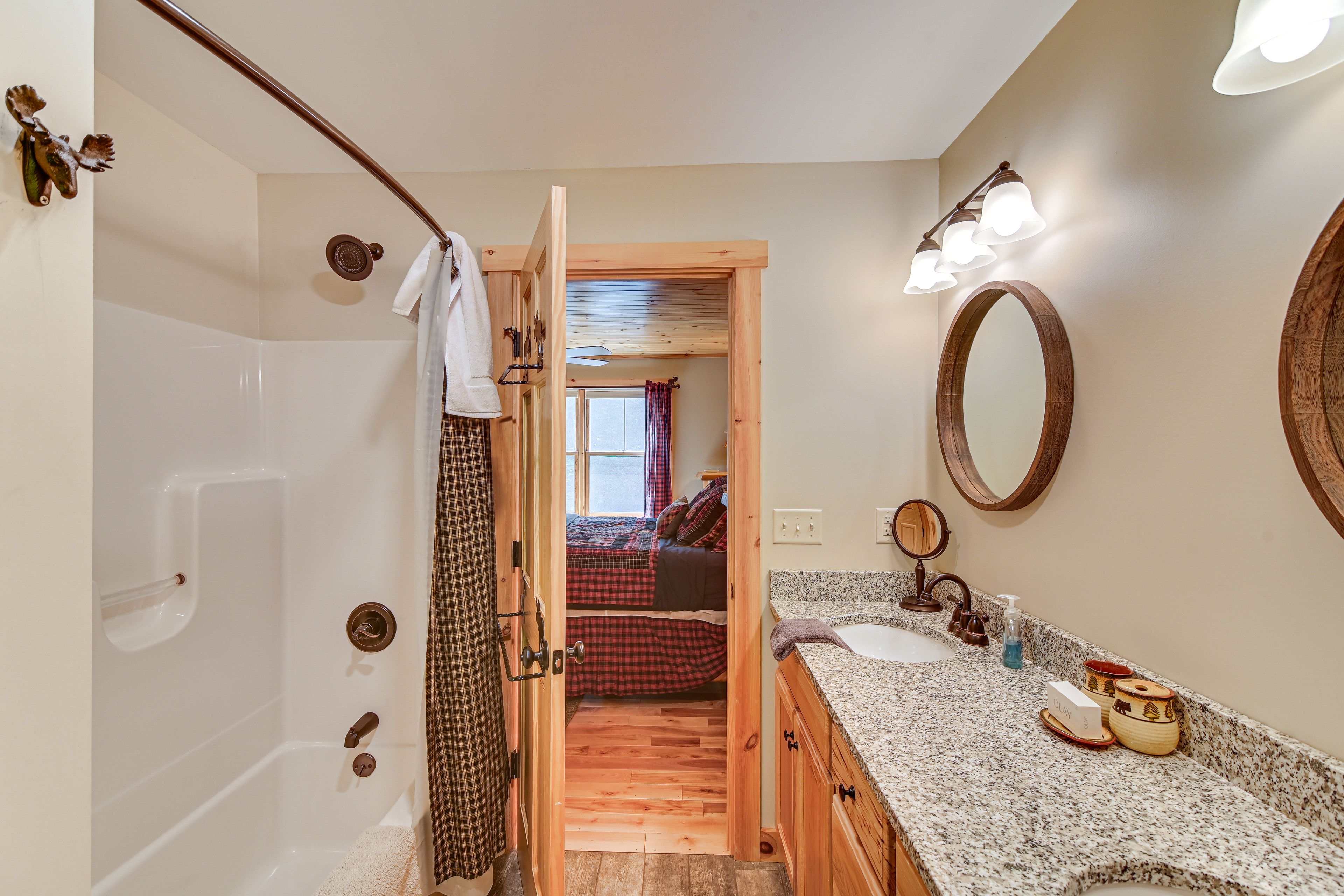 Full Bathroom | Main Level | Towels Provided