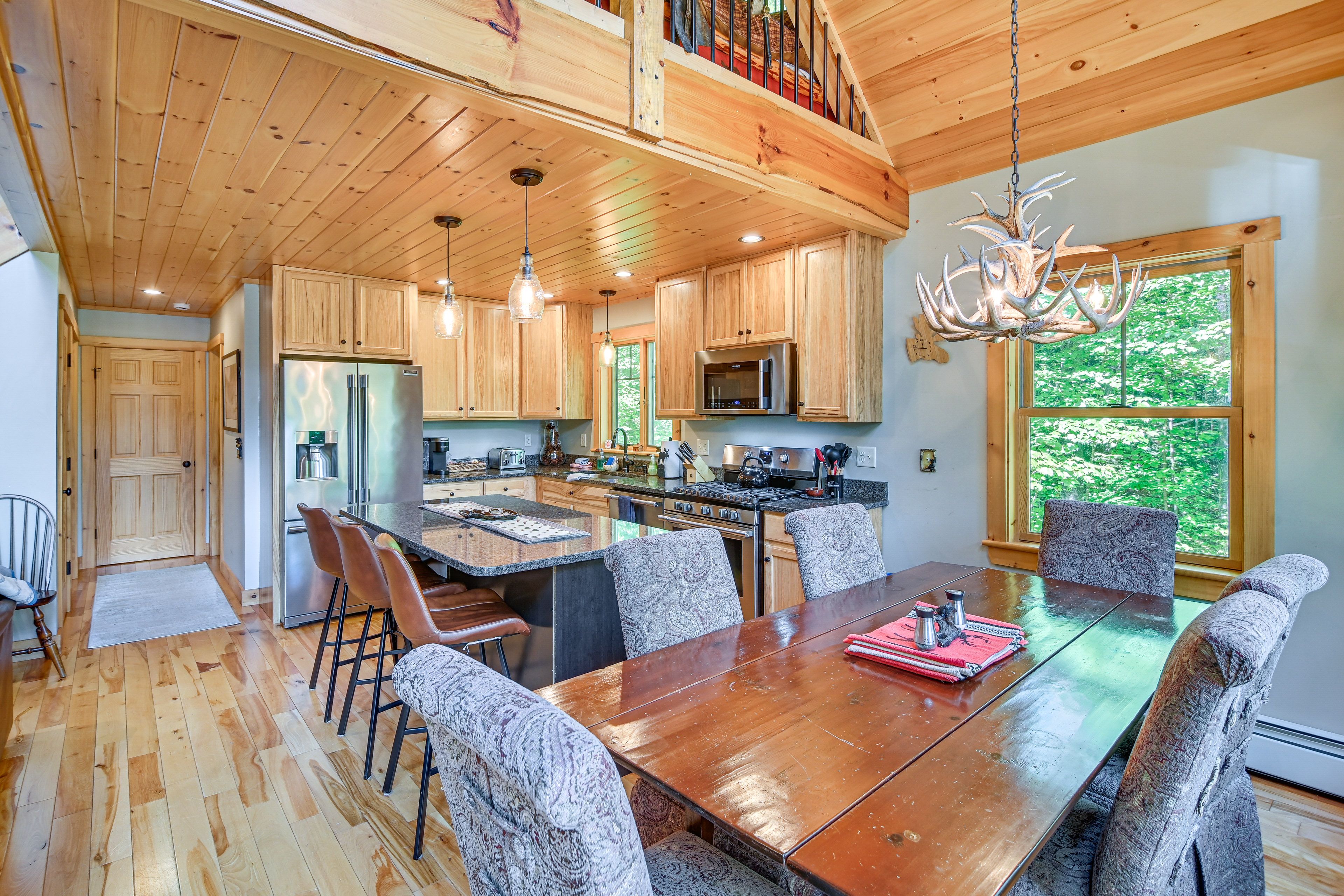 Dining Area & Kitchen | Central Heat | Free WiFi