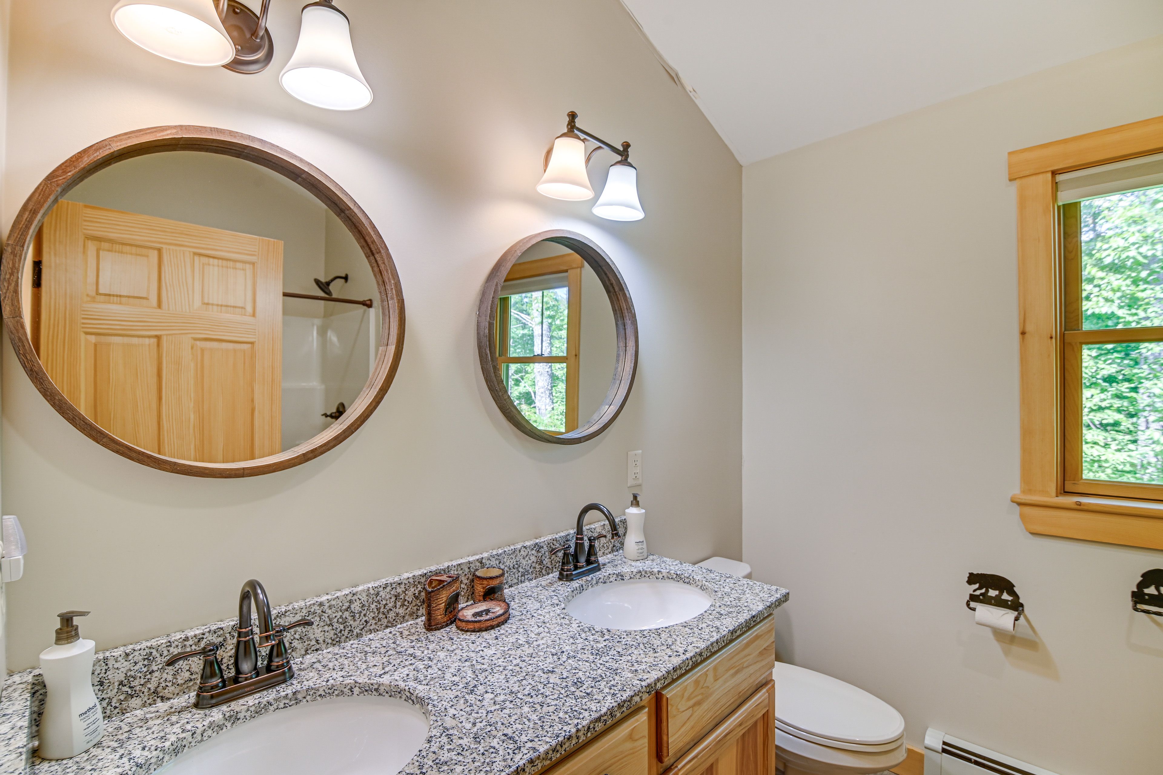 Full Bathroom | Upper Level | Complimentary Toiletries