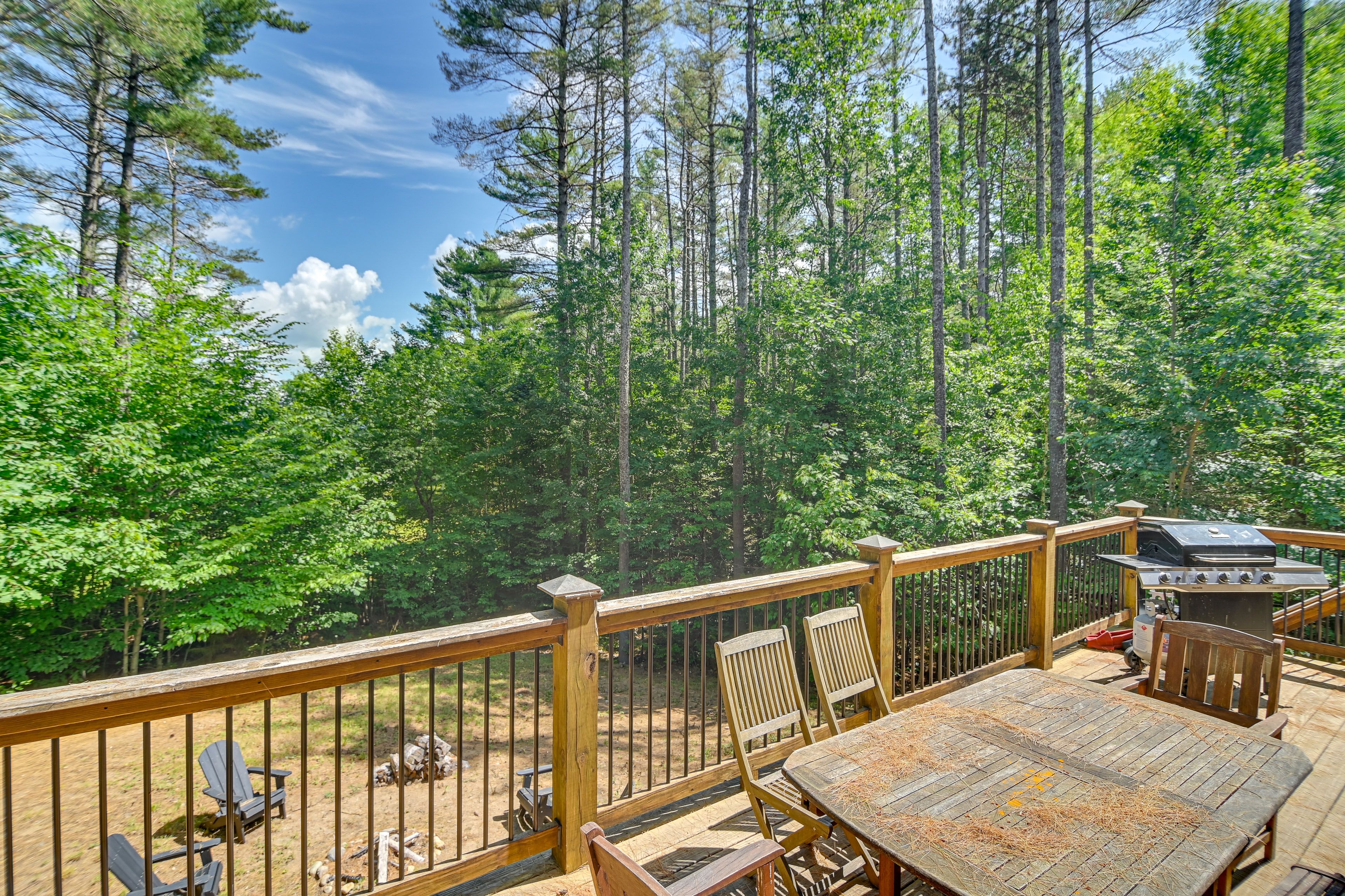 Deck | Dining Area | Gas Grill | Multi-Level Cabin