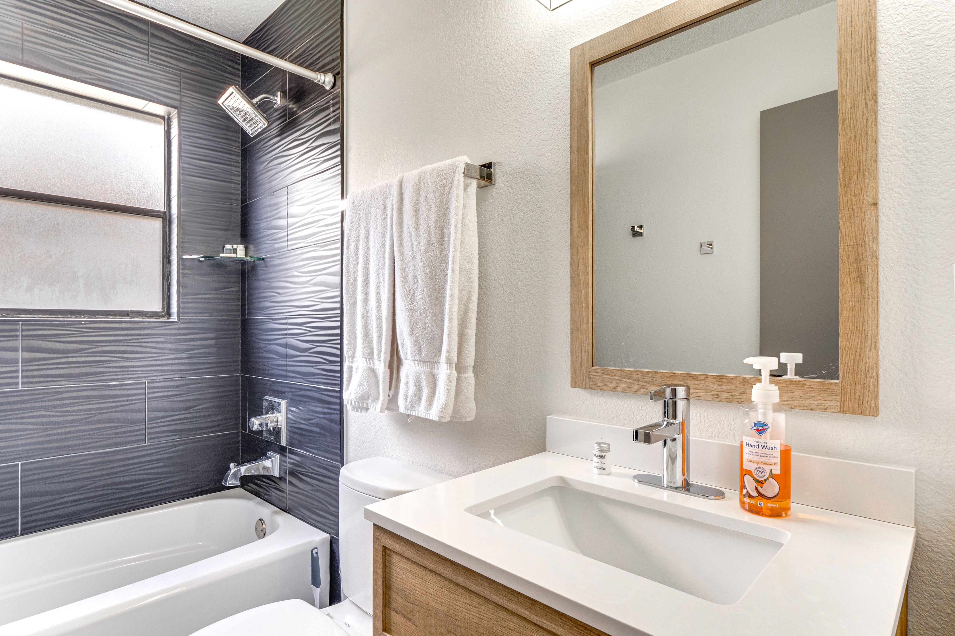 Full Bathroom | Towels Provided