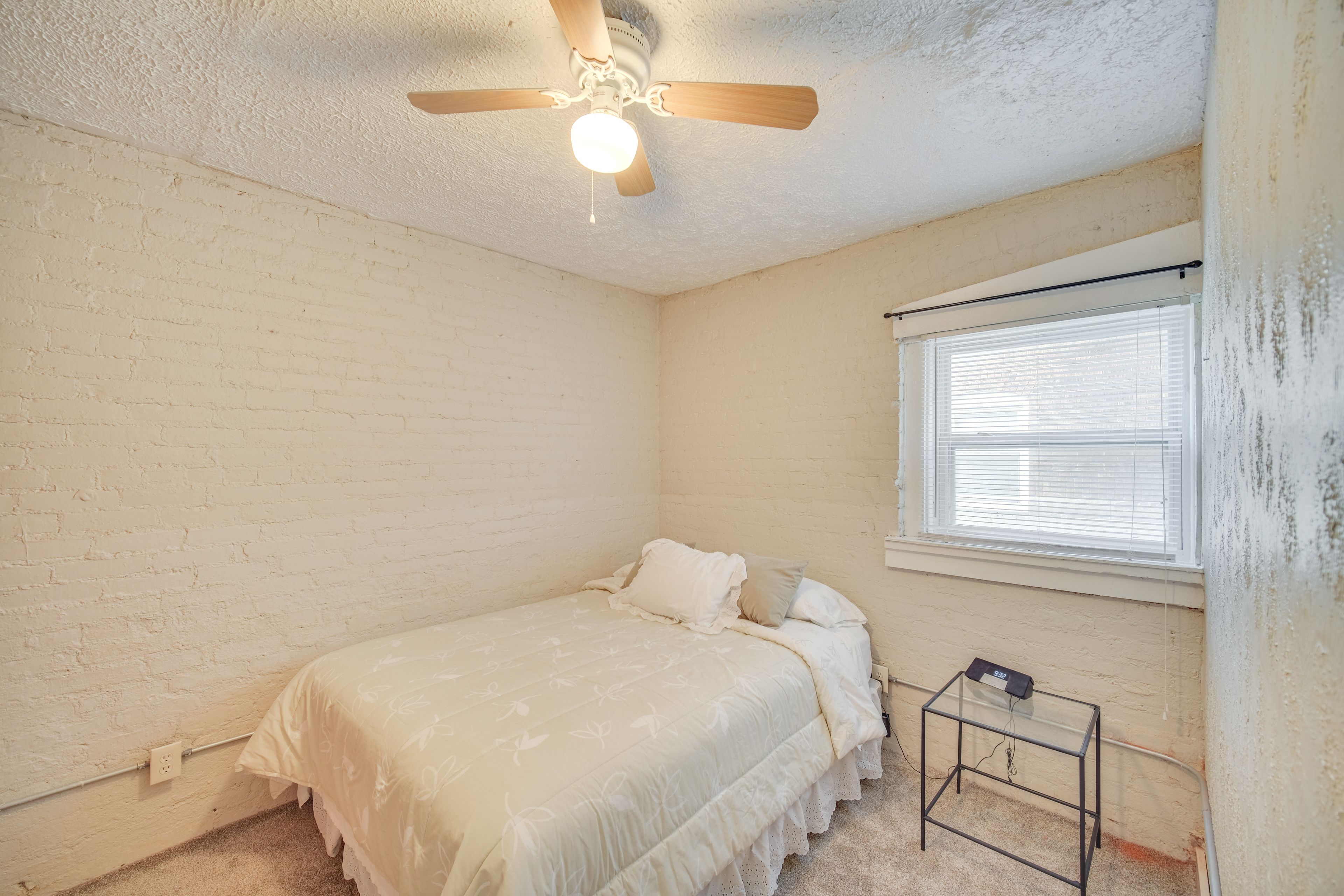 Bedroom | Queen Bed | Linens Provided