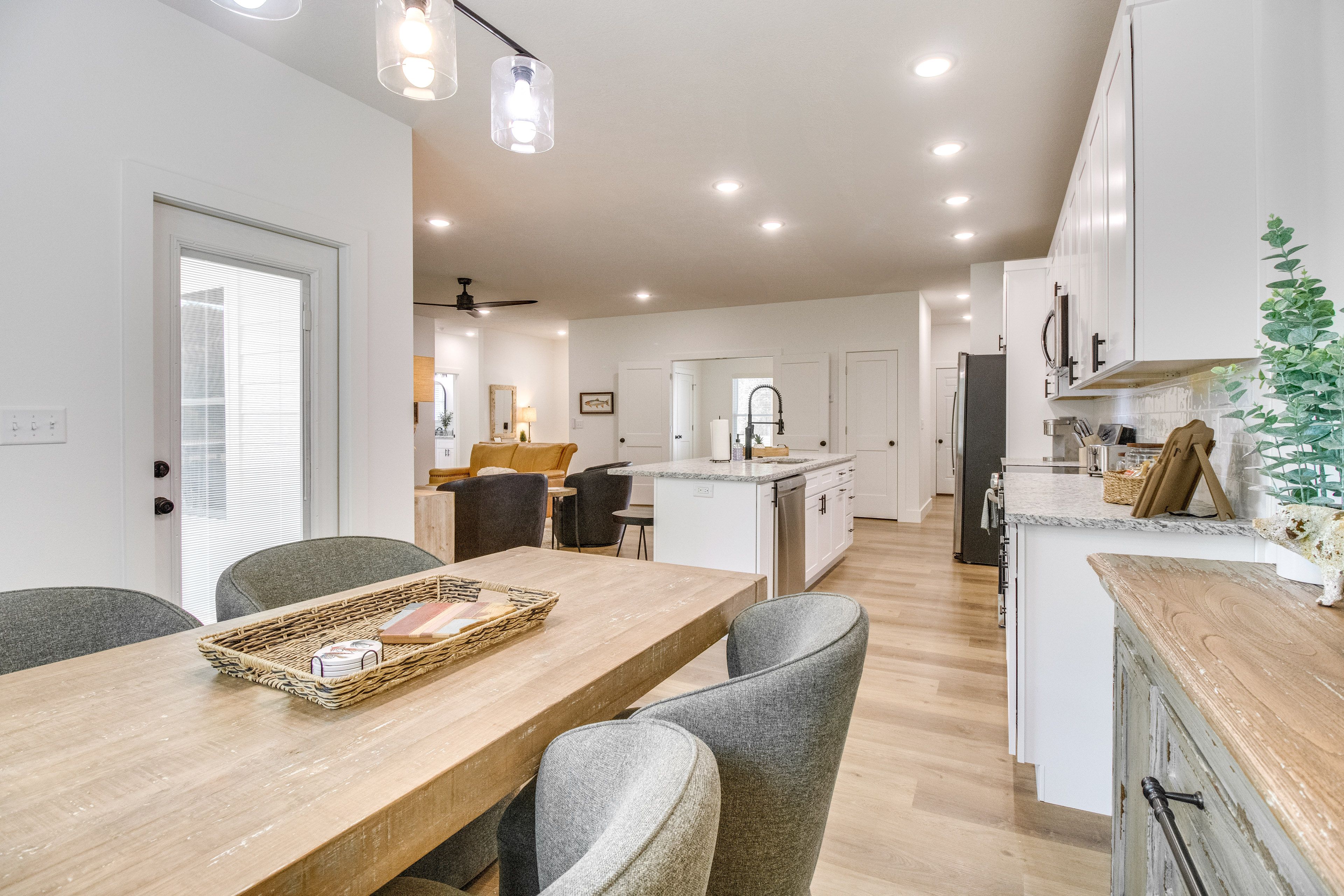 Dining Area | Dishware/Flatware Provided