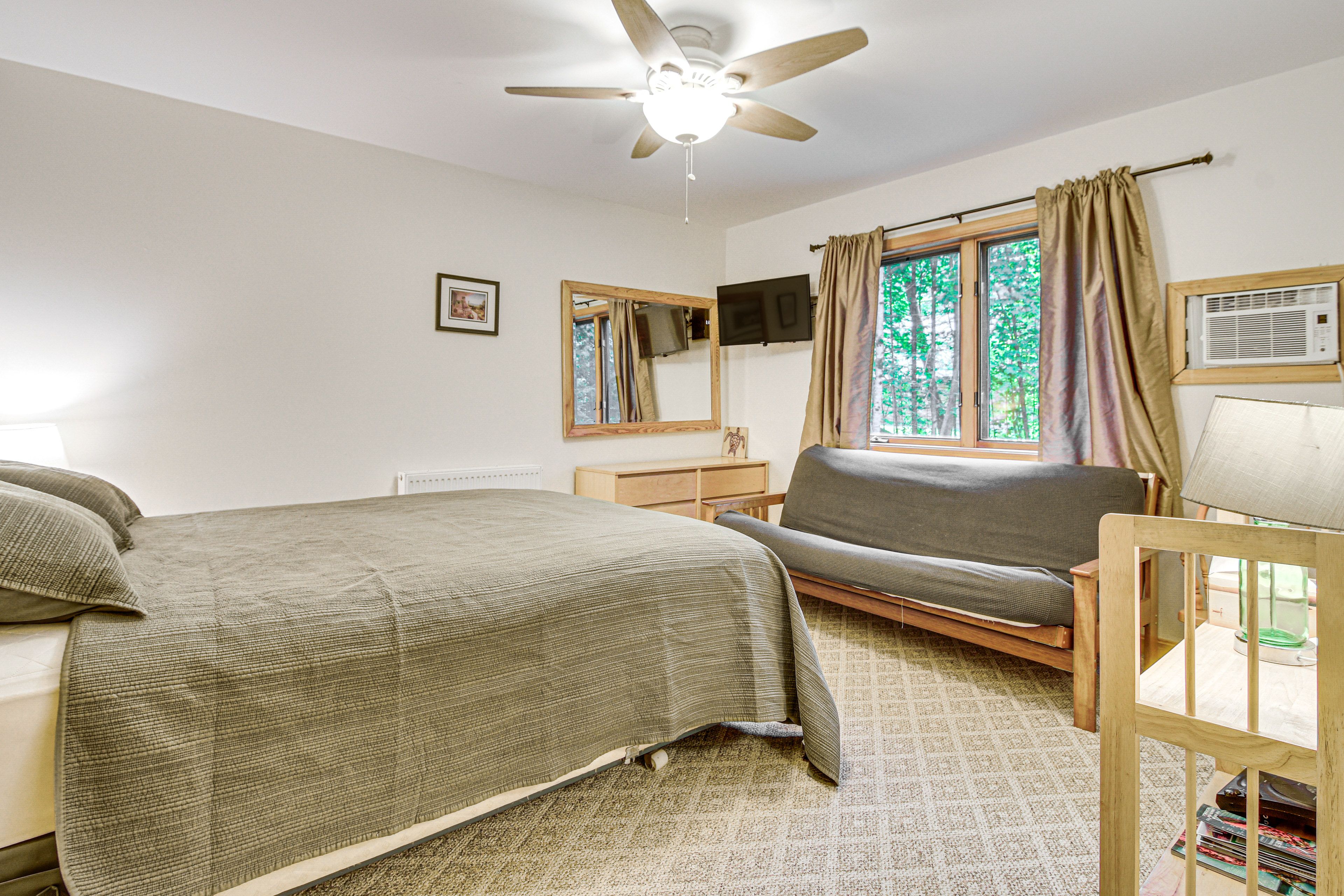 Bedroom 1 | Queen Bed | Full Futon | Bottom Floor