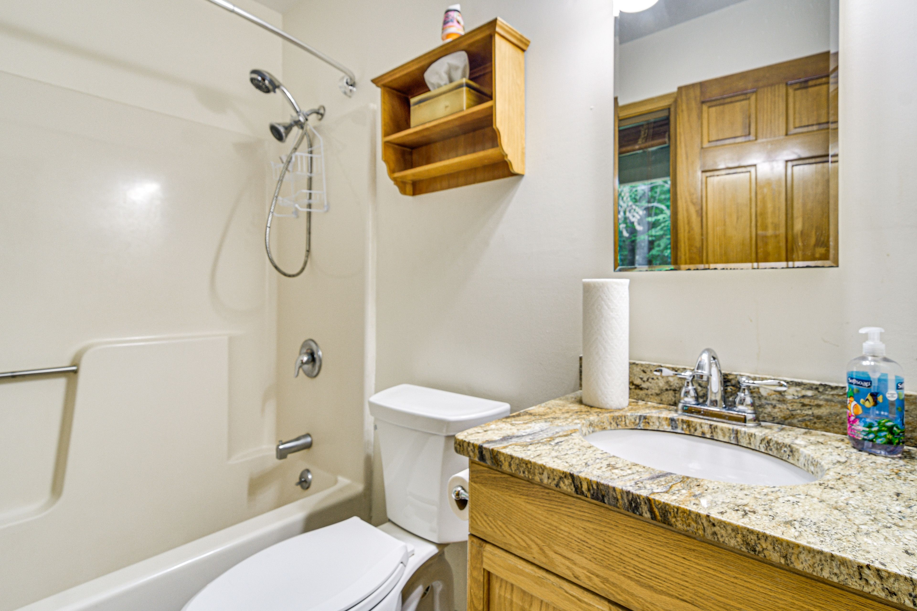 Full Bathroom | Towels Provided | Bottom Floor