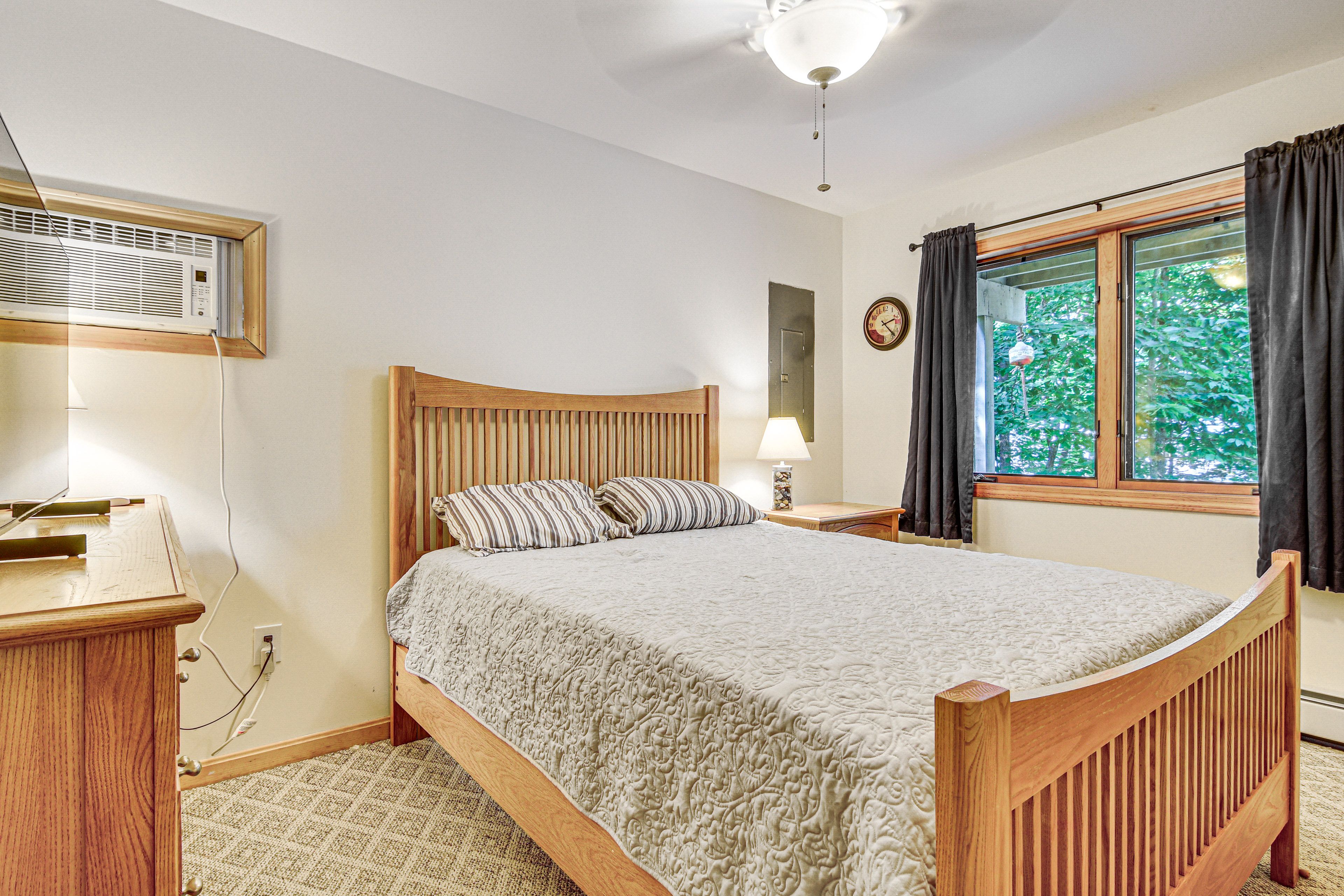 Bedroom 2 | Queen Bed | Bottom Floor