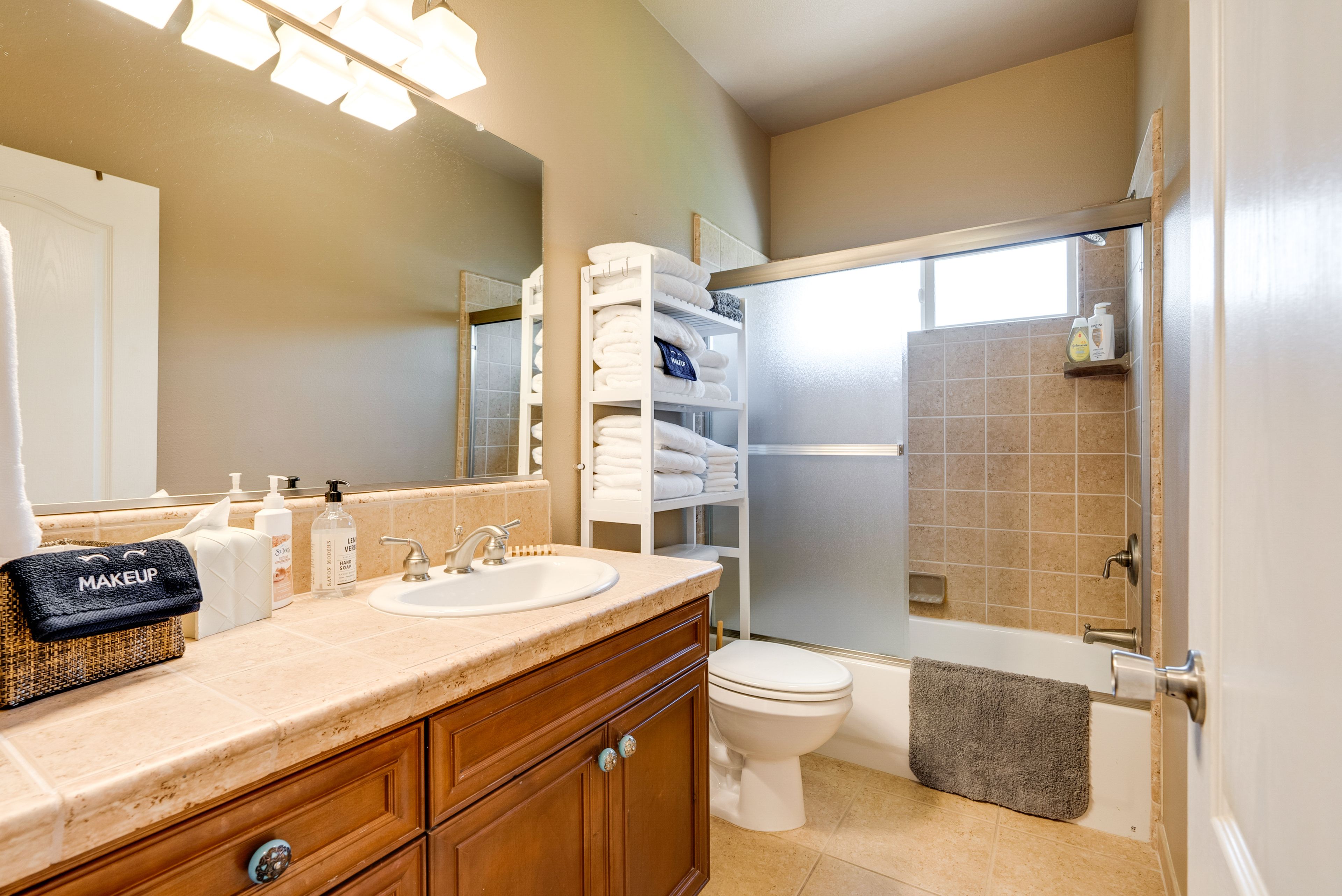 Full Bathroom | Towels Provided