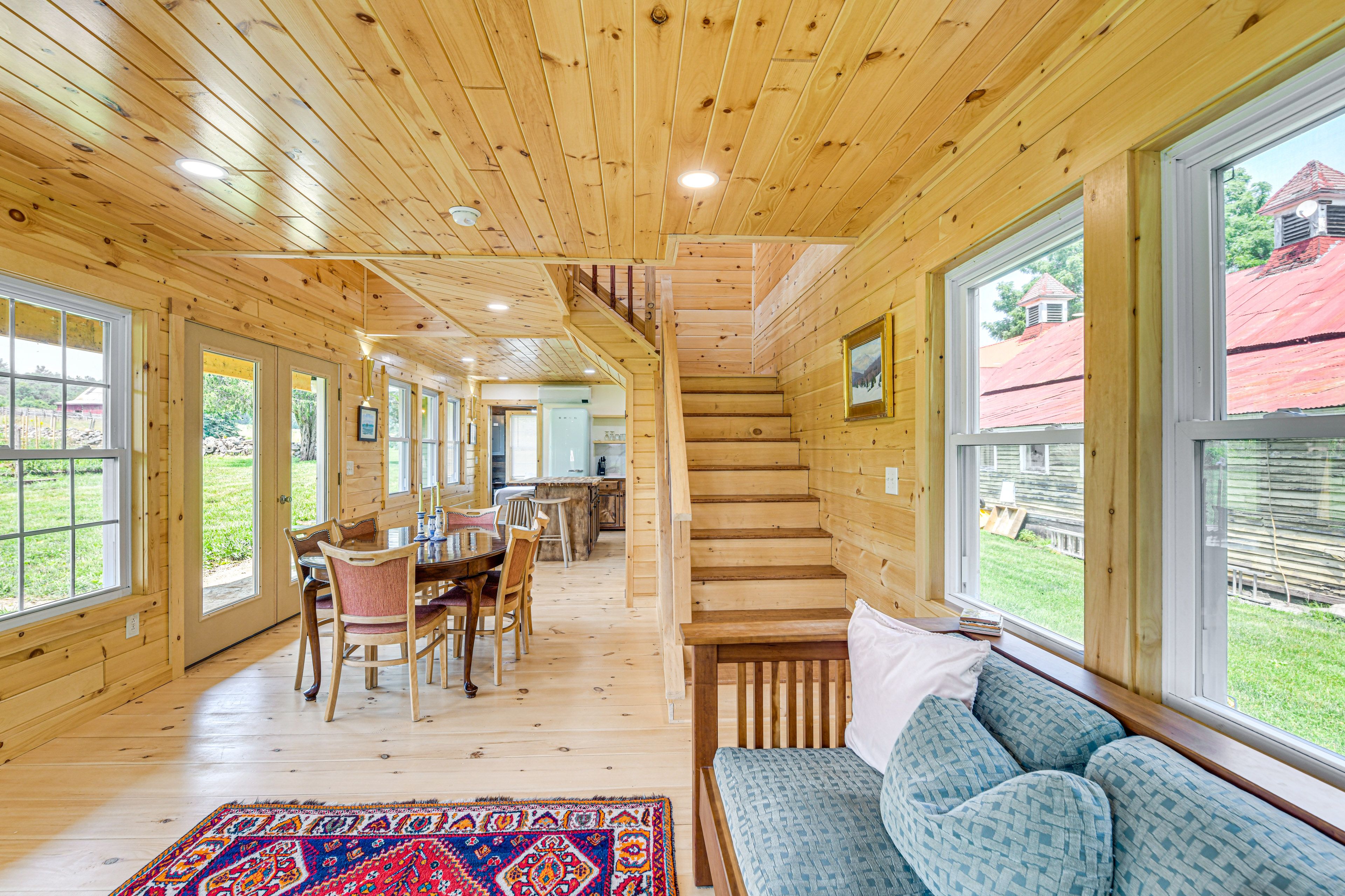Living Room | Queen Futon | 1st Floor
