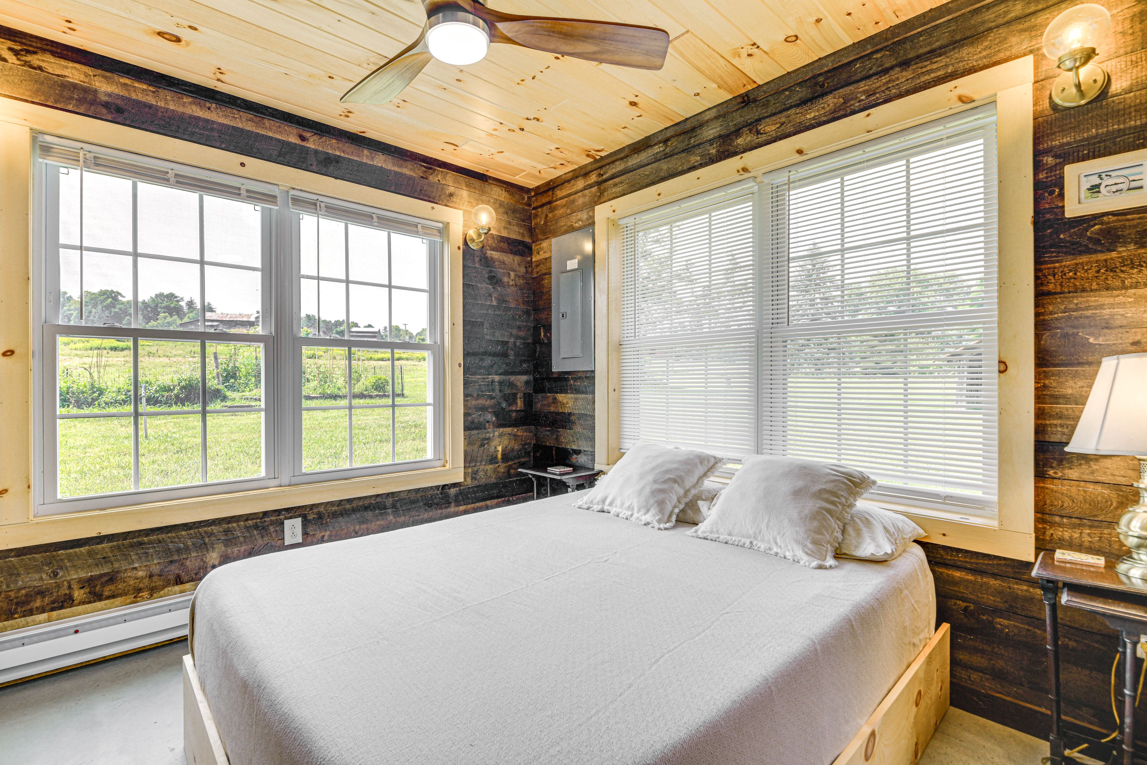 Bedroom 1 | Queen Bed | 1st Floor