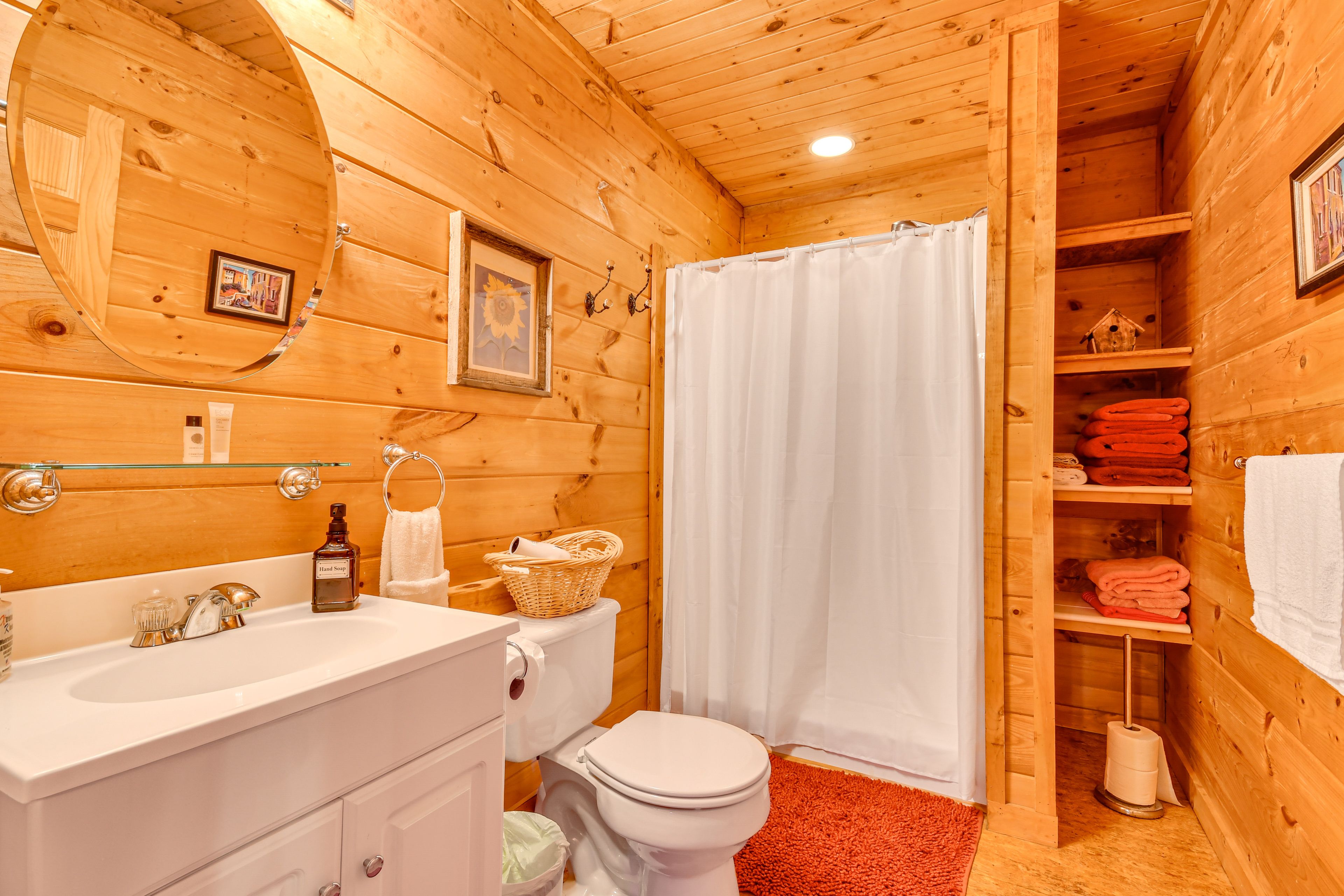 Full Bathroom | Towels Provided