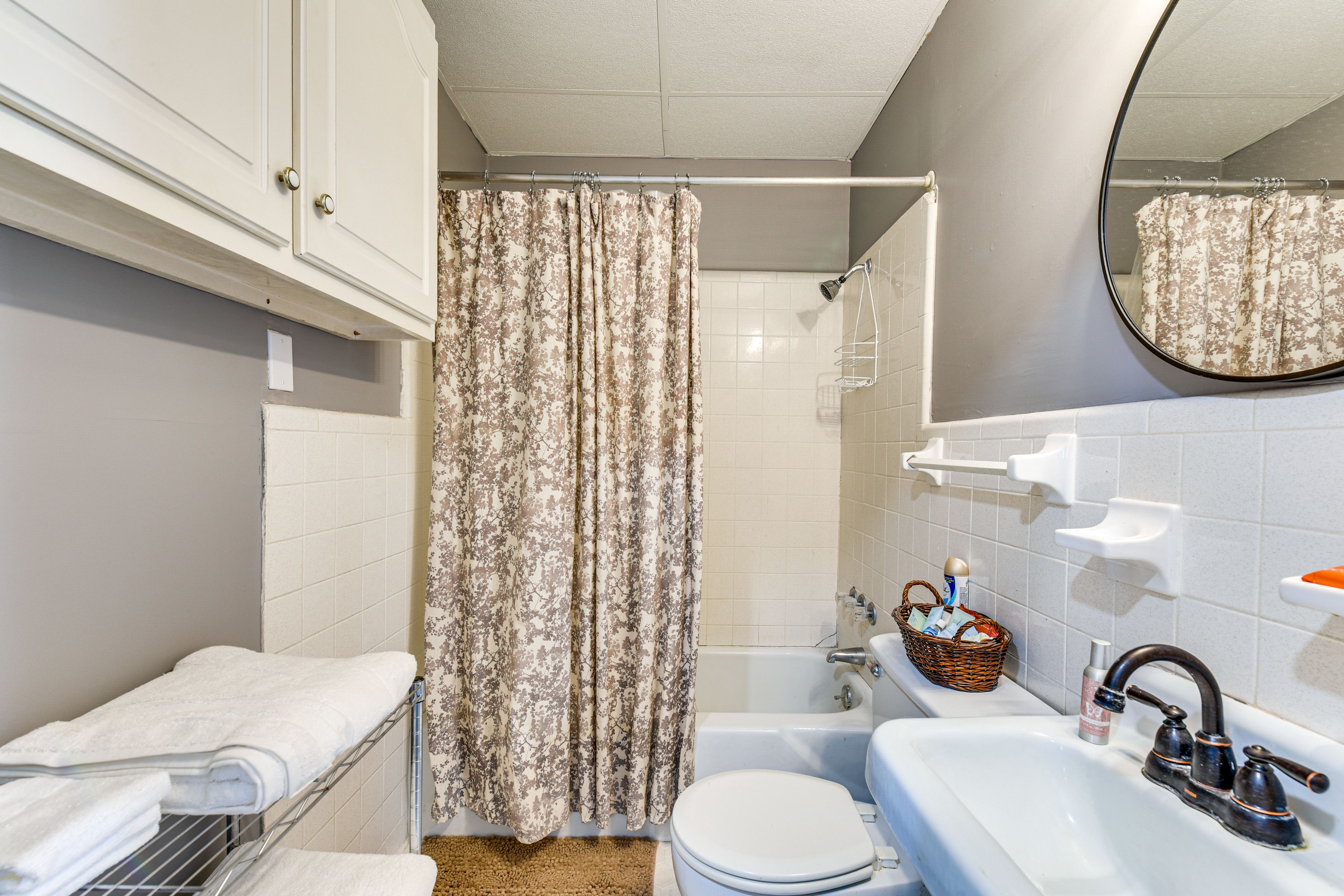 Full Bathroom | Towels Provided