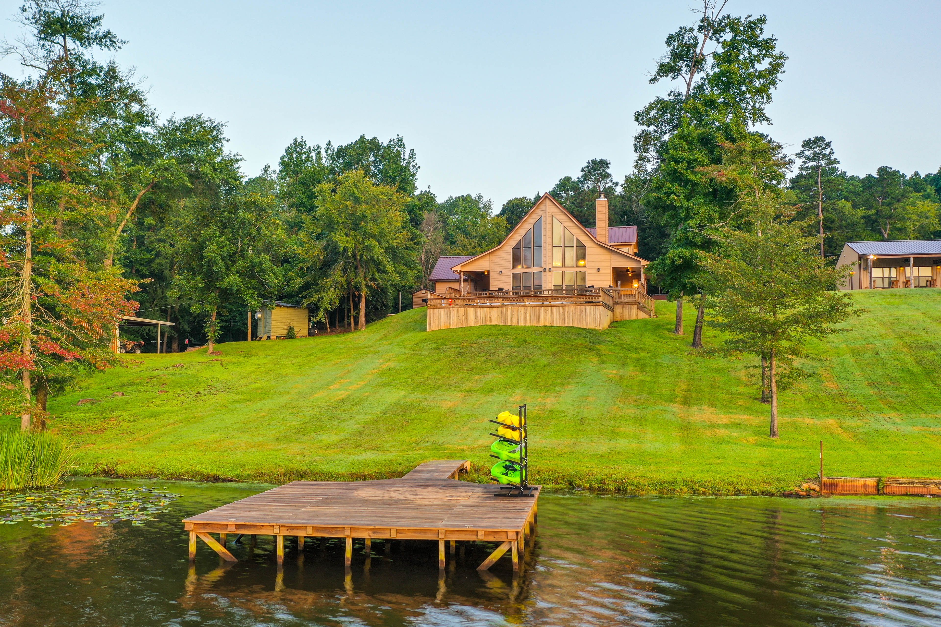 Private Dock | Kayaks Provided | 6 Mi to Downtown