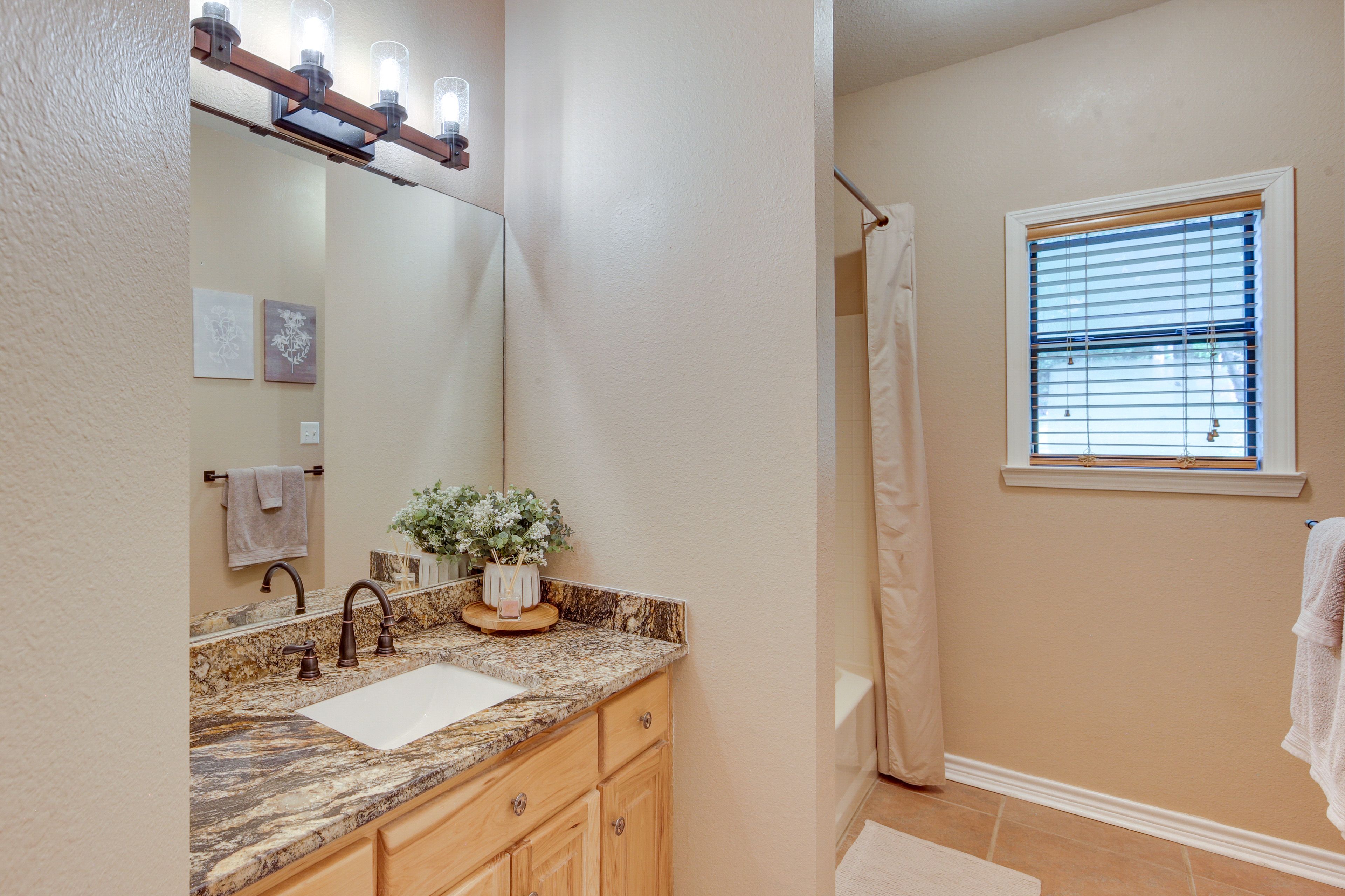 Full Bathroom | 1st Floor | Towels Provided