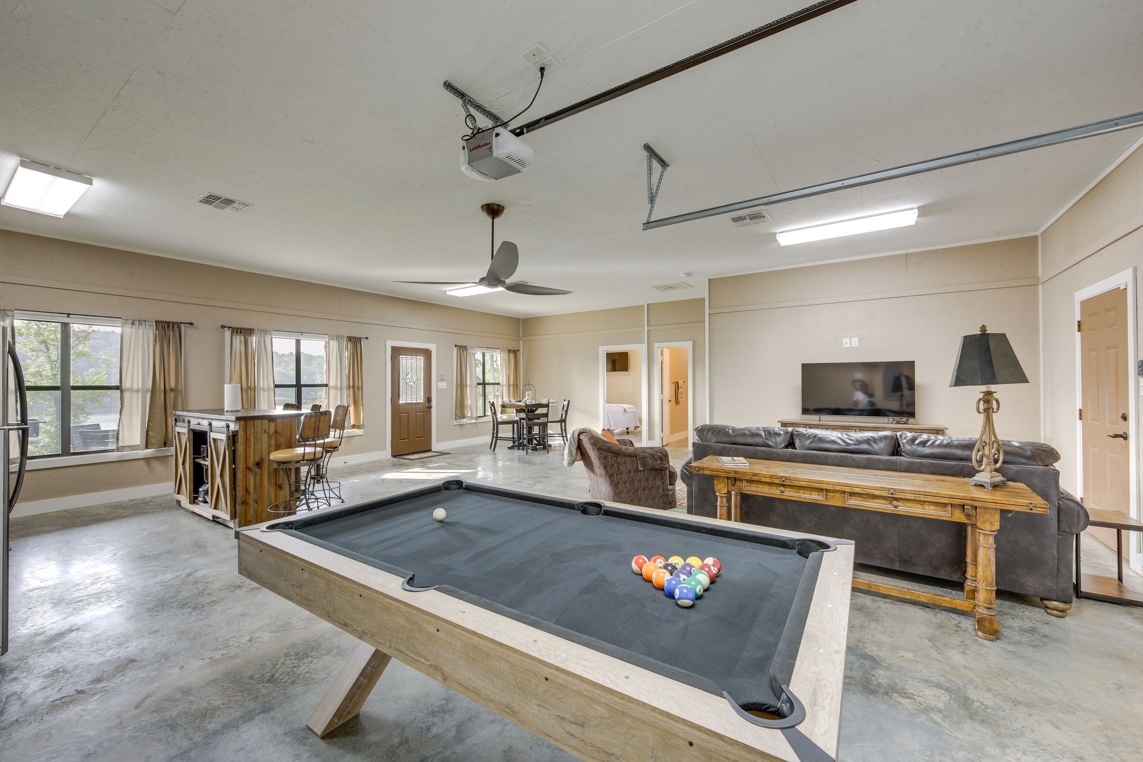 Single-Story House | Pool Table | In-Unit Laundry | Central Heating & A/C